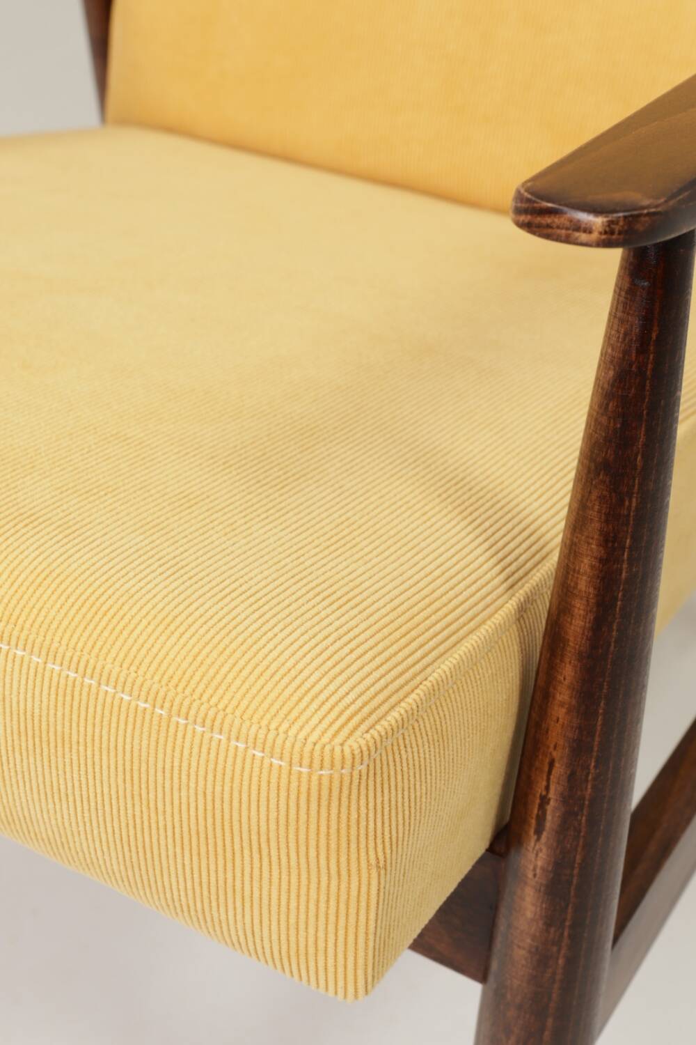 Fauteuil vintage pastel jaune velours côtelé et repose - pieds
