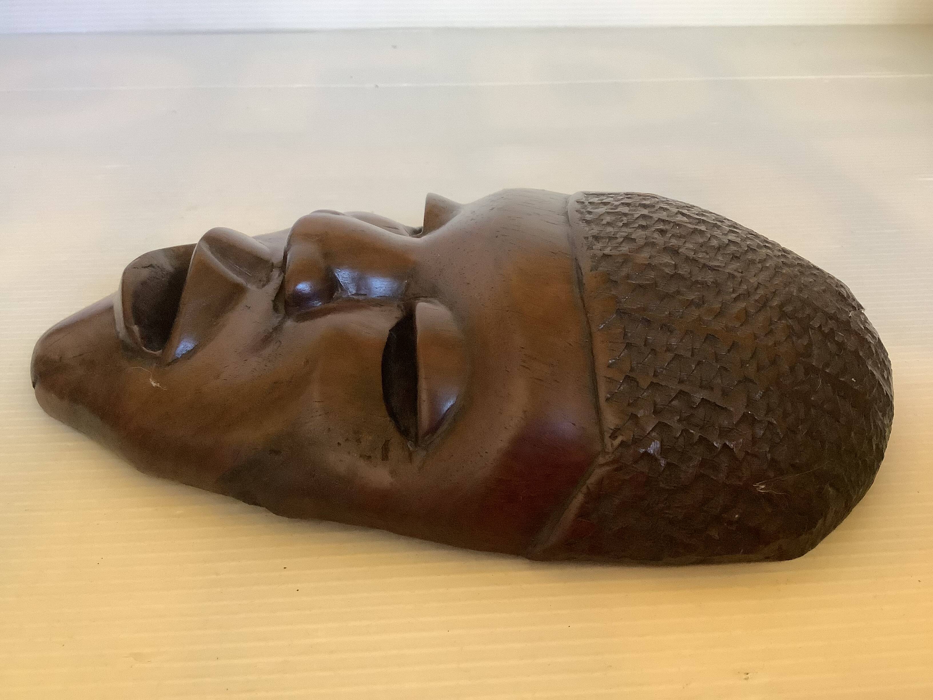 Masque africain en bois massif