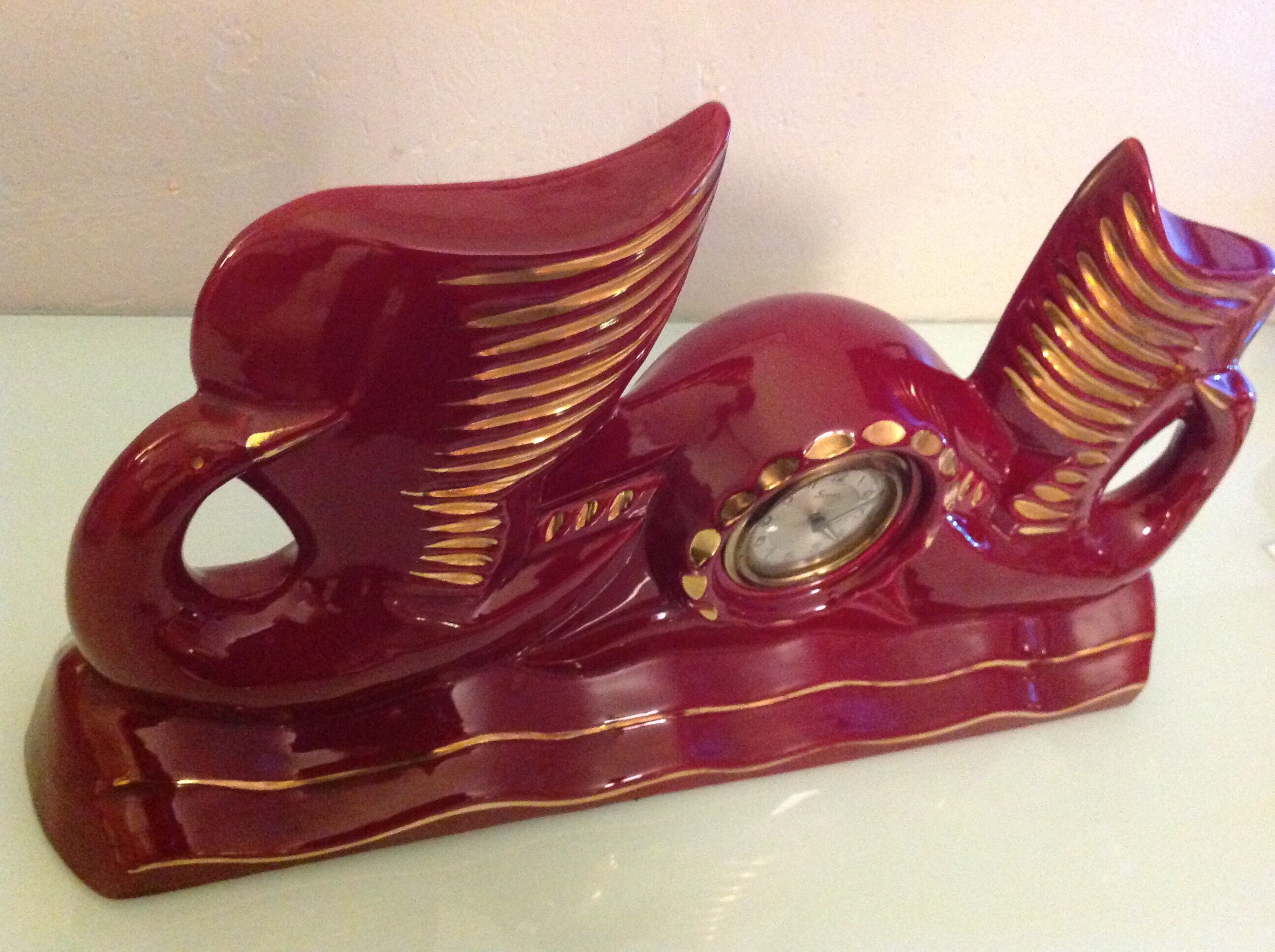 Scout clock in red ceramic bordeaux art deco style