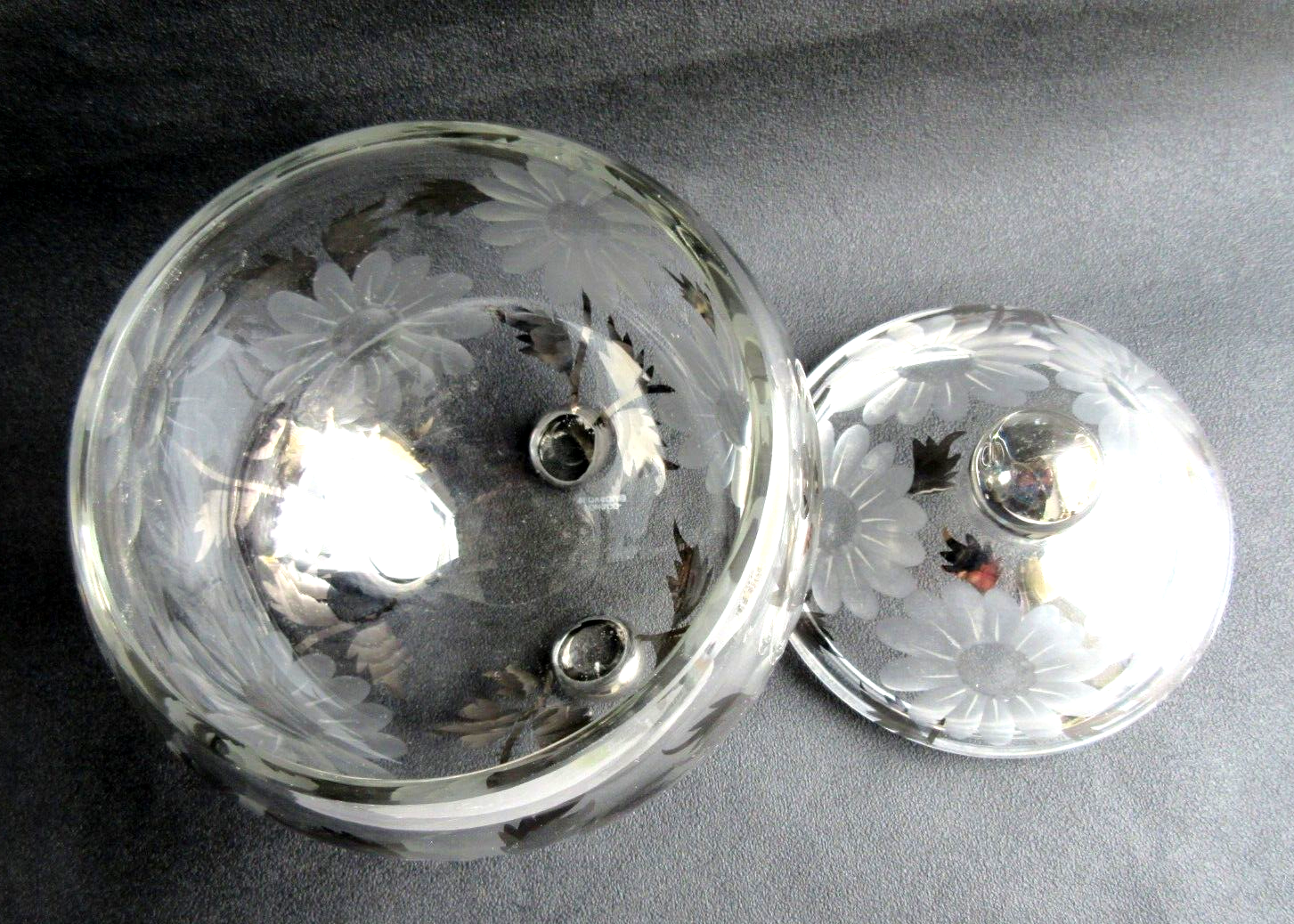 Bonbonnière en verre ciselée de marguerites, boule sur 3 pieds, peinture argent