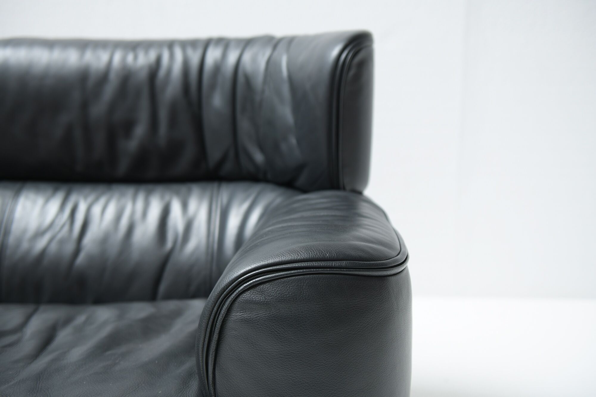 Bull sofa in grey leather by Gianfranco Frattini for Cassina 1987