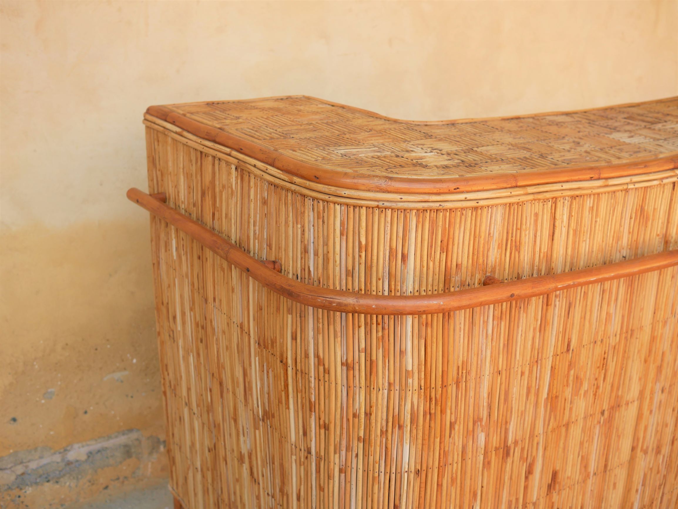 Rattan bar with 3 vintage stools