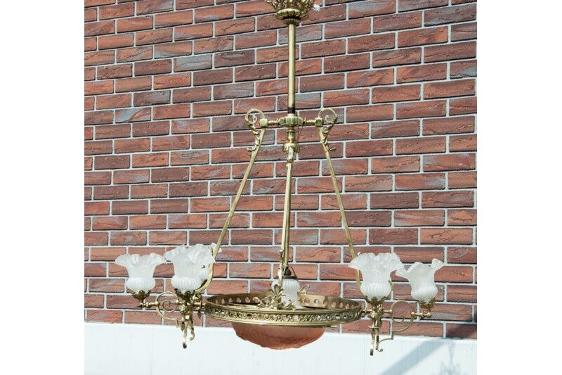 Grand lustre en laiton, Europe occidentale, milieu du XXe siècle.