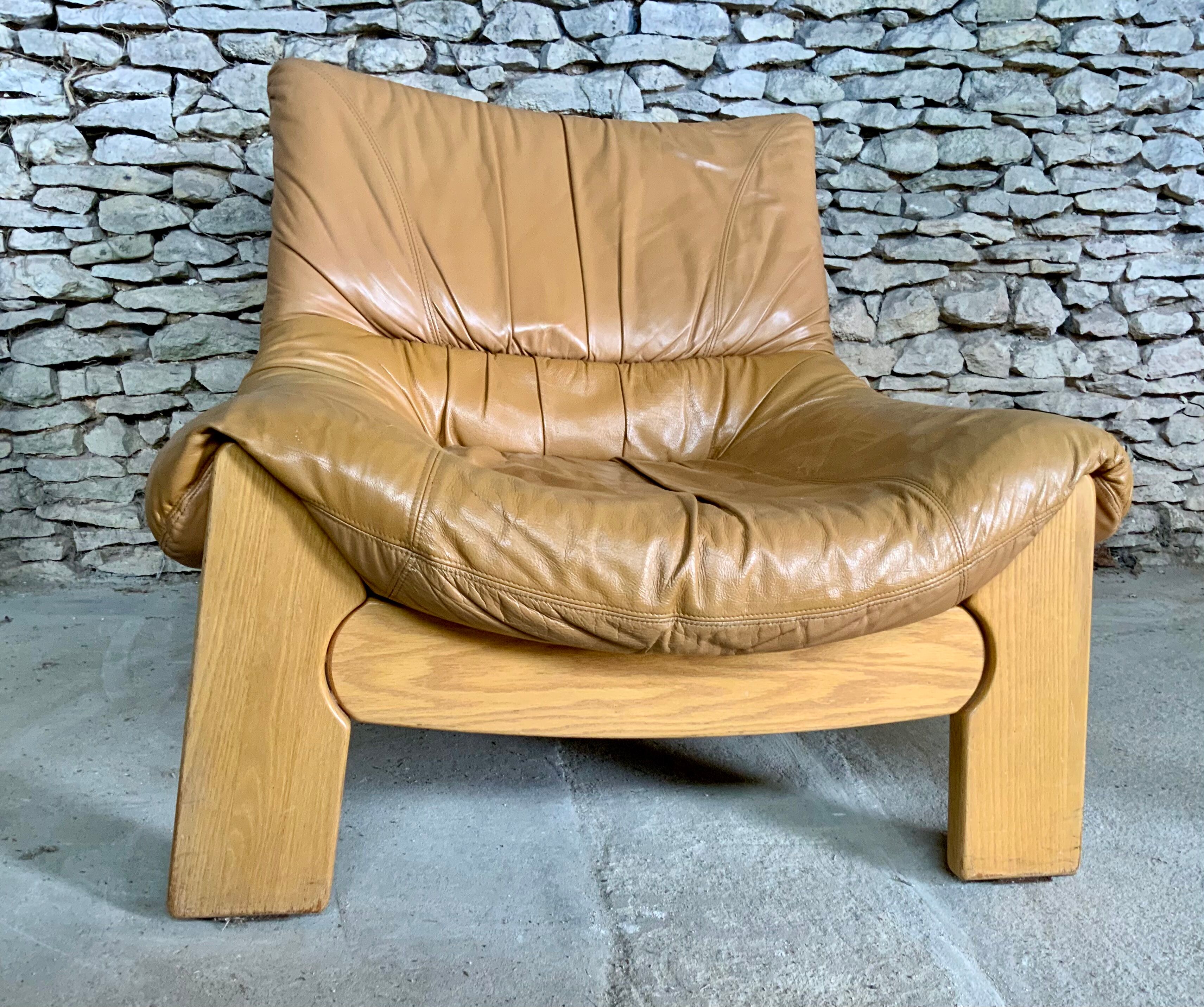 Leather and wood lounge of the Maison Regain 1950s/60s