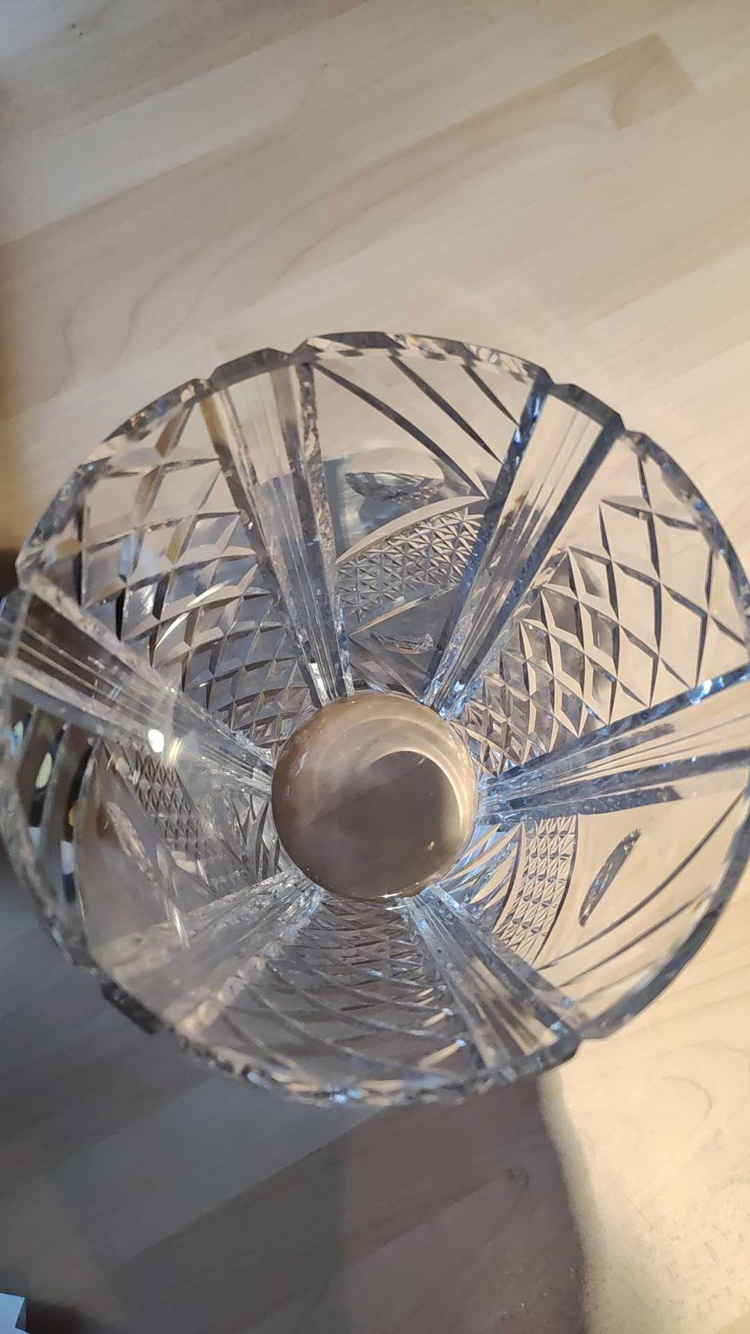 Vintage vase with flared neck in cut crystal - Decorated with geometric patterns / diamond braces