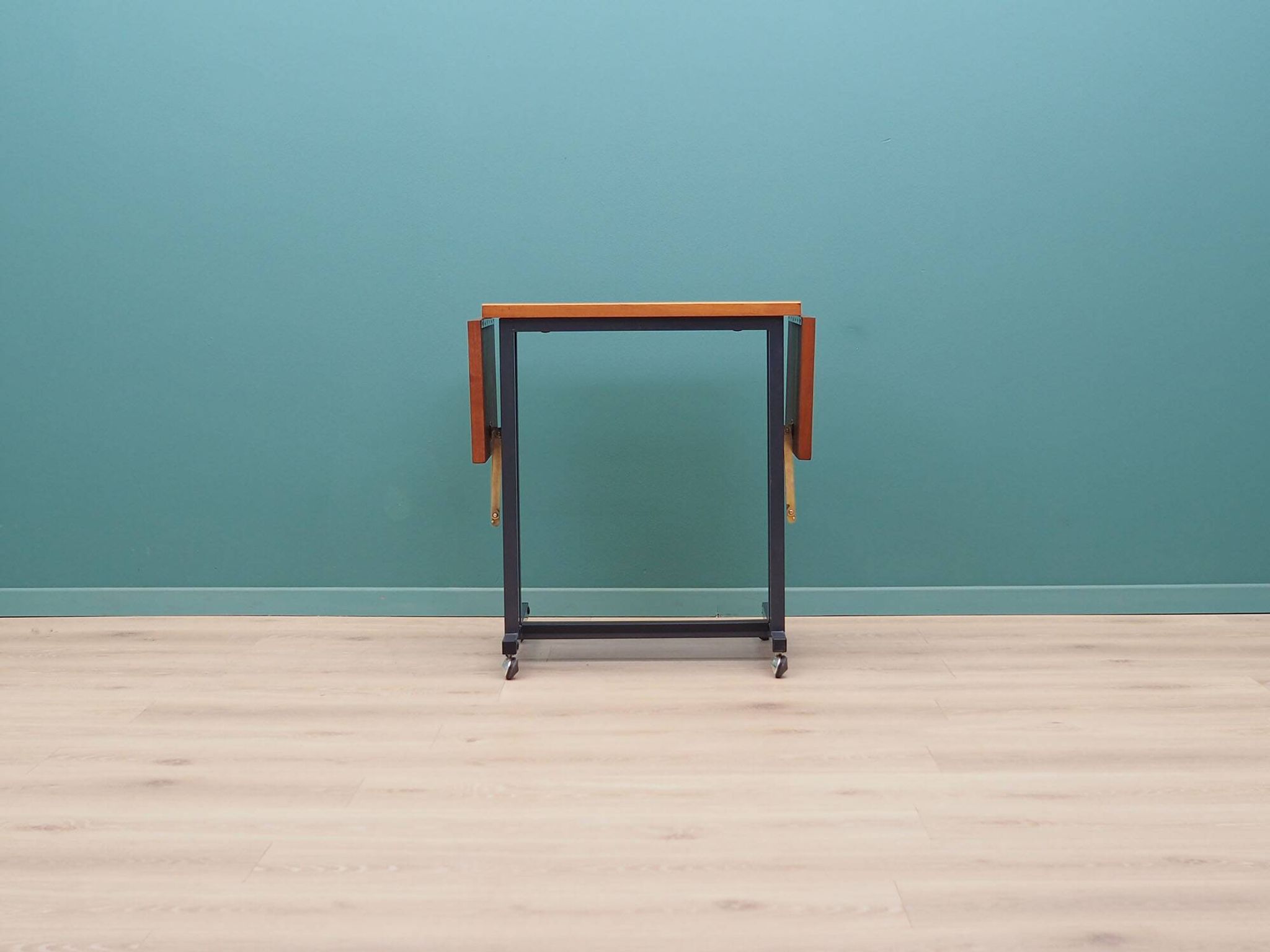 Table desserte, design danois, années 1970, production : Labofa Møbler