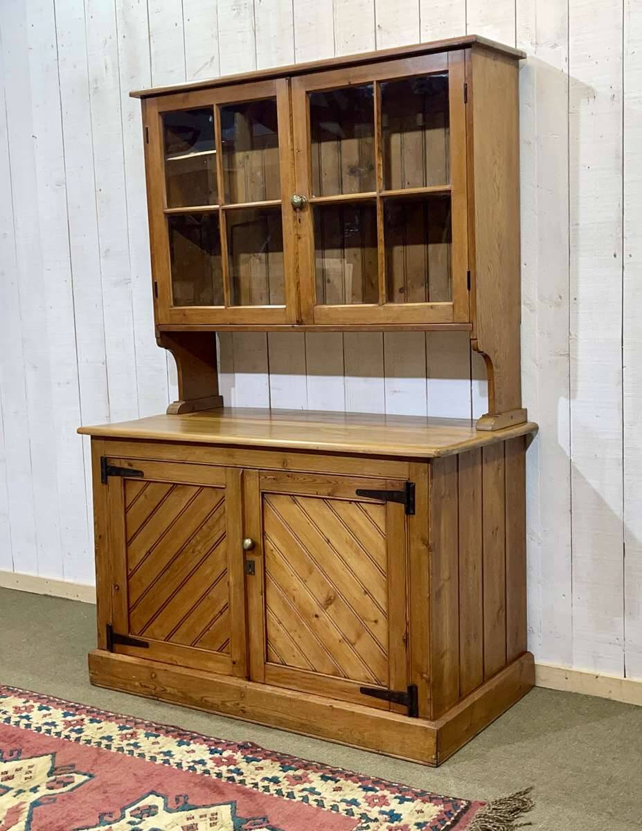 Buffet 2 corps anglais en sapin et noyer des années 1930