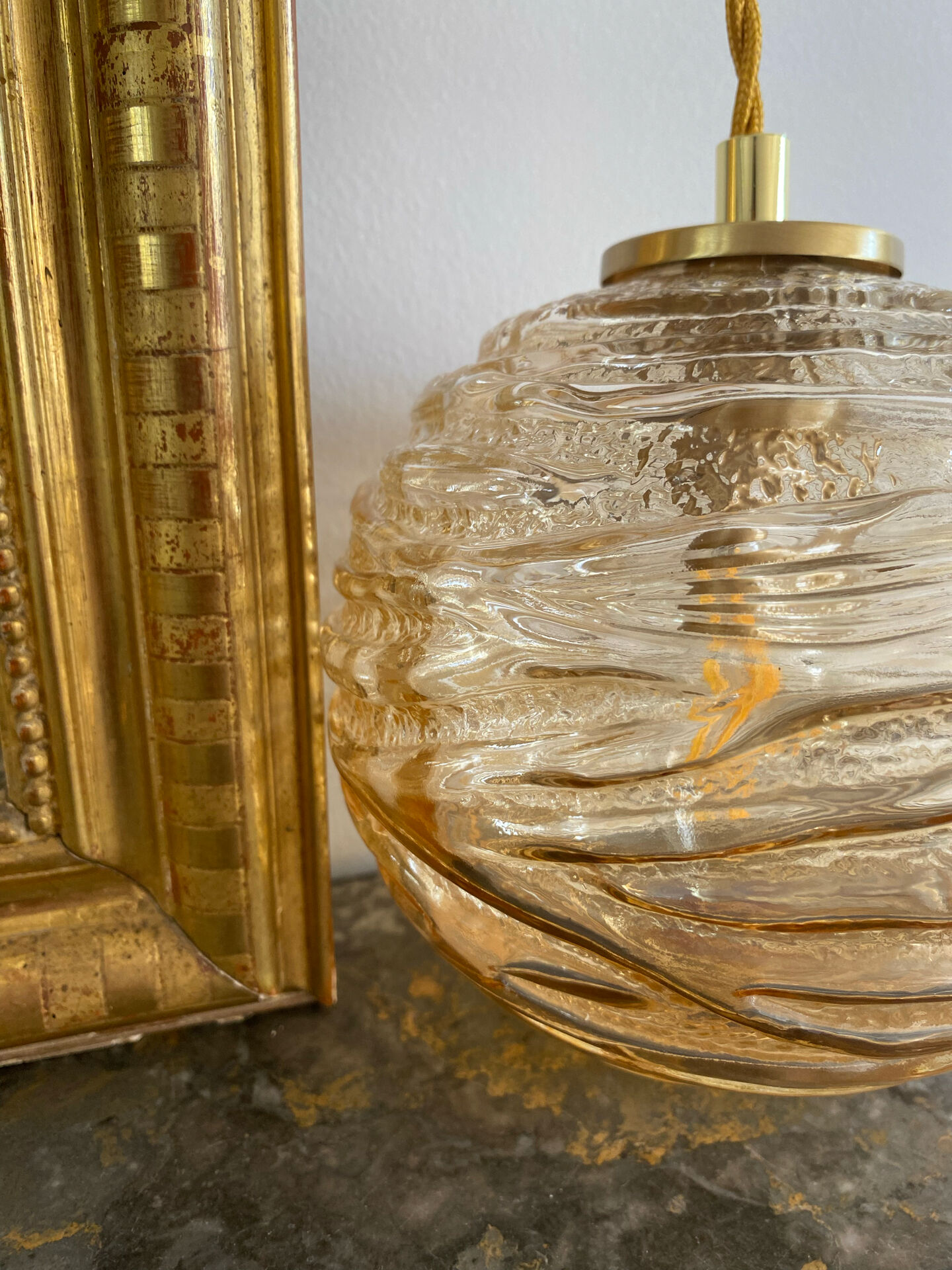 Baladeuse globe vintage en verre ambré 