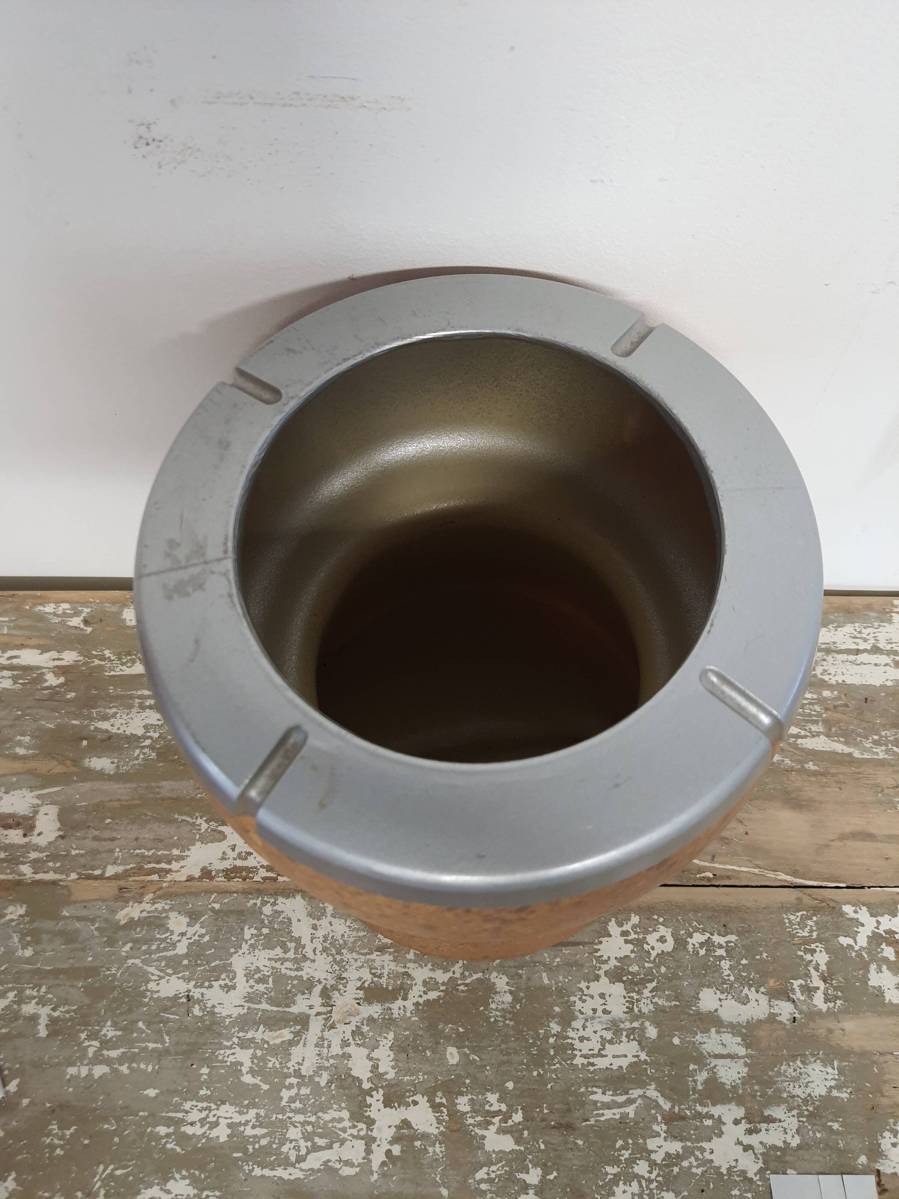 Bucket has champagne shape field cap