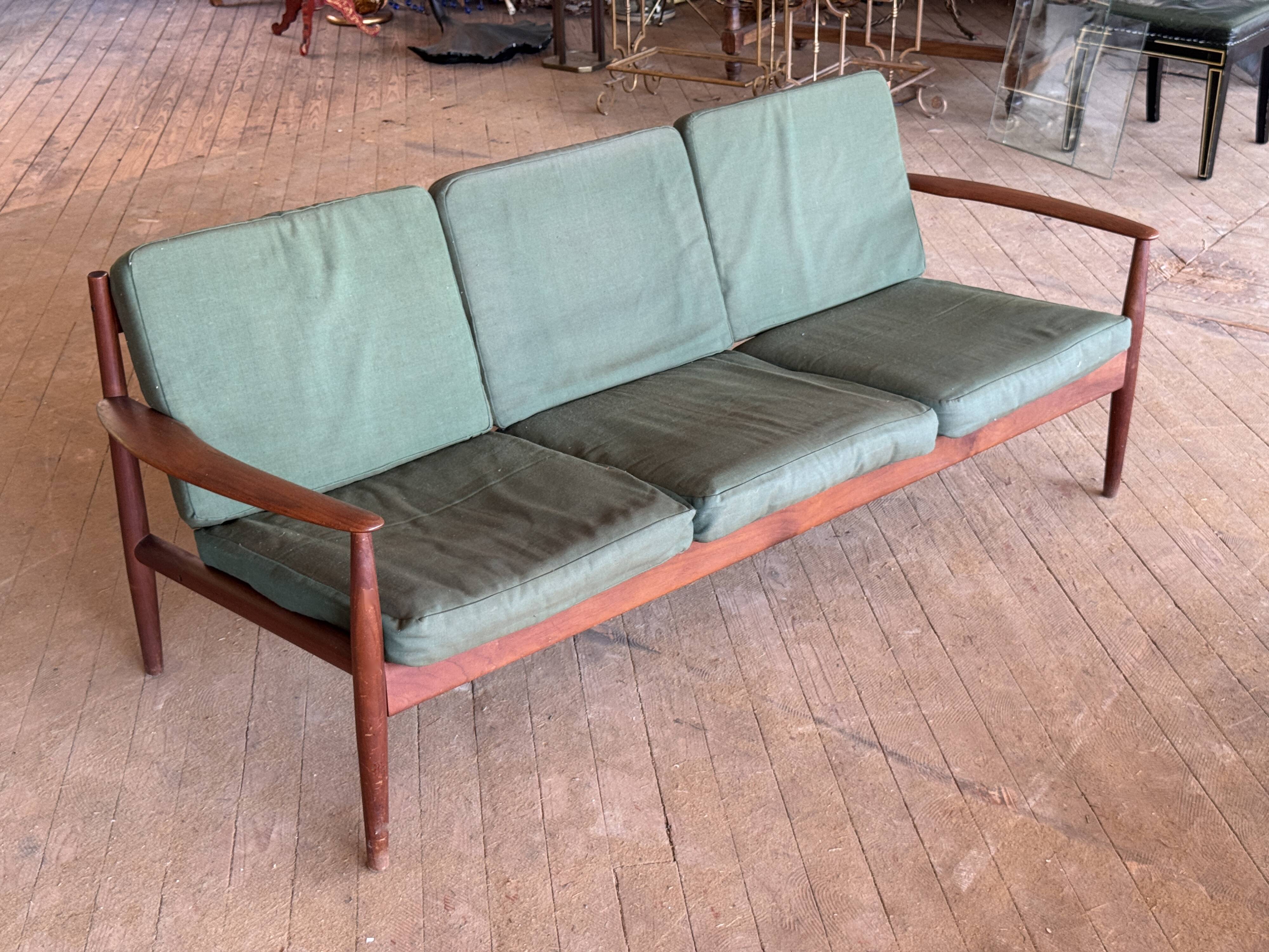 Canapé scandinave par Grete Jalk pour France & Son circa 1960