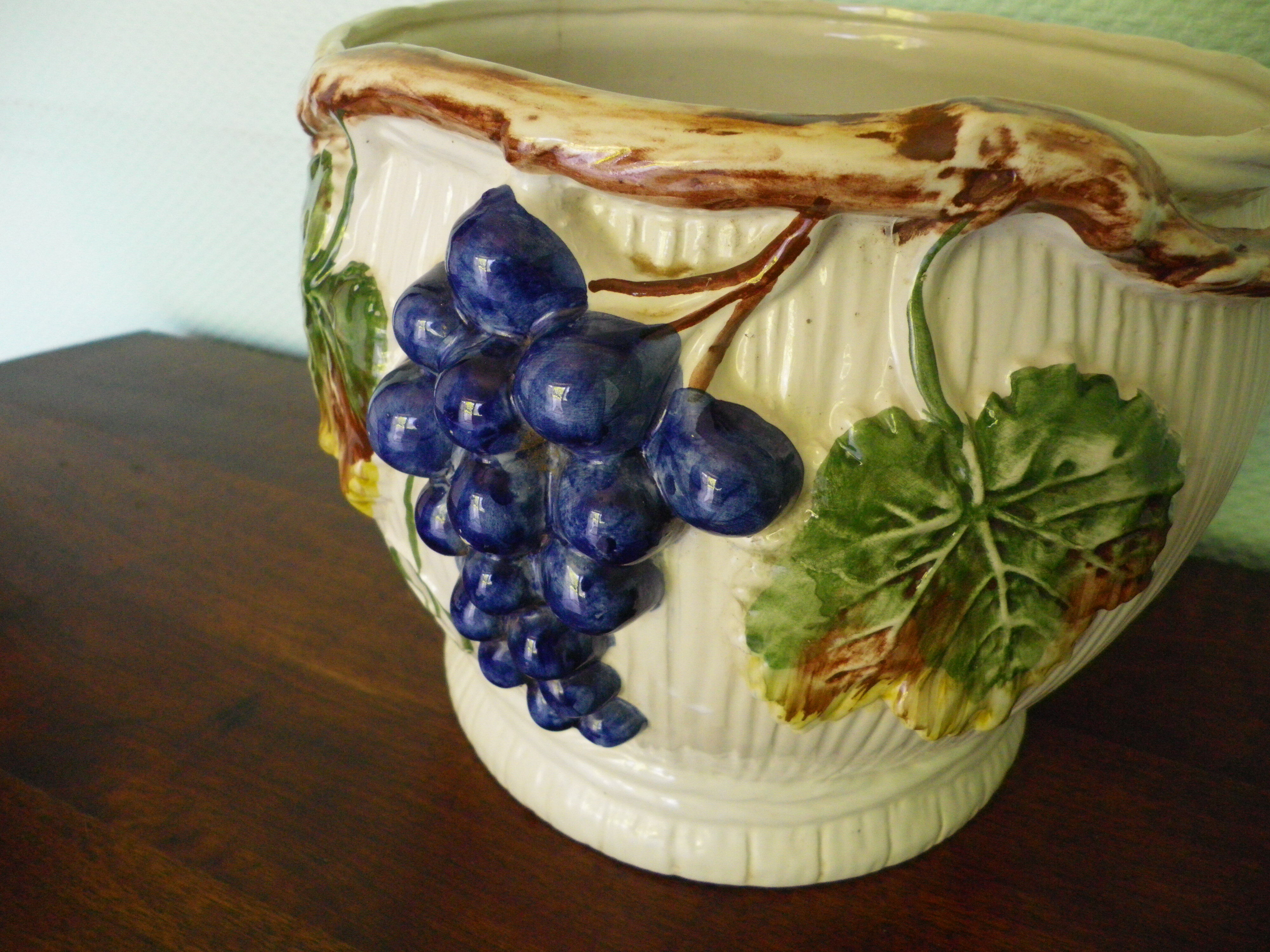 Ceramic flower pot with dabbling decorations