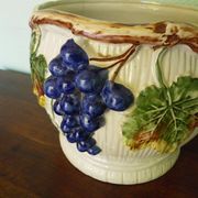 Pot de fleurs en céramique aux décors en barbotine