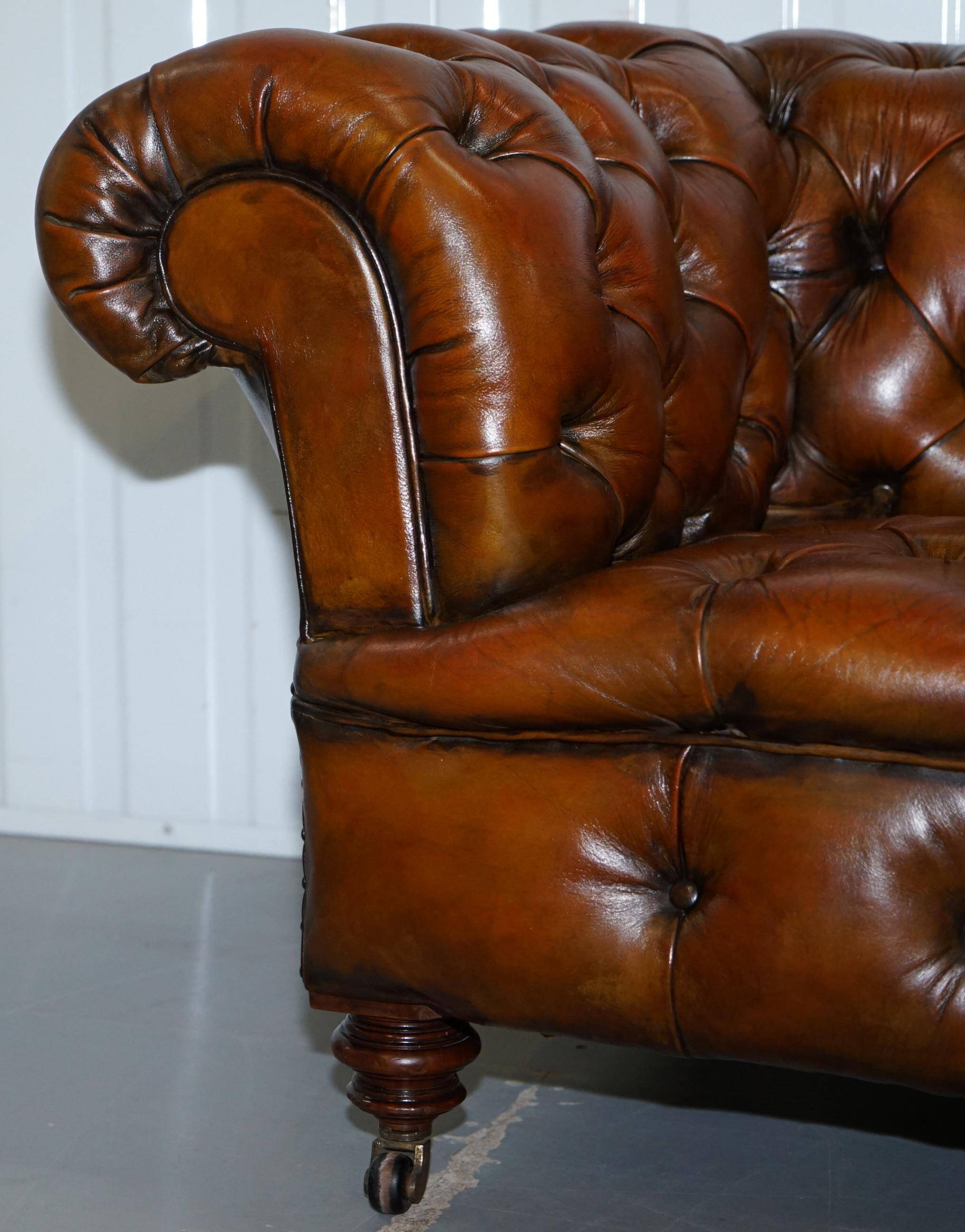 Victorian Chesterfield canapé from 1890 in restored leather, stamped Cornelius V. Smith.