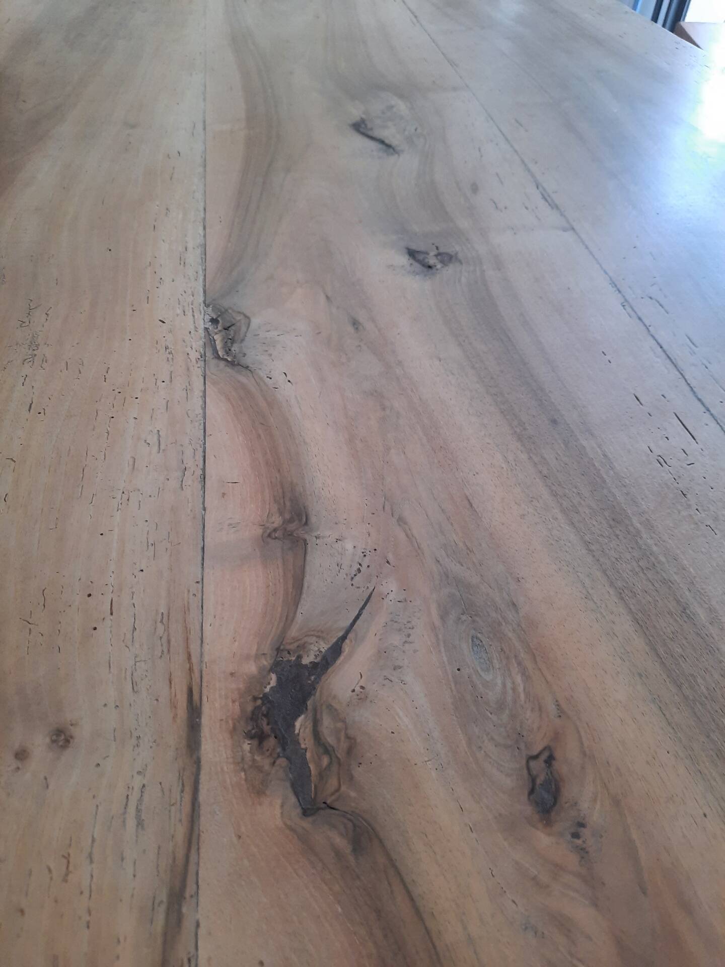 Table à manger en noyer
