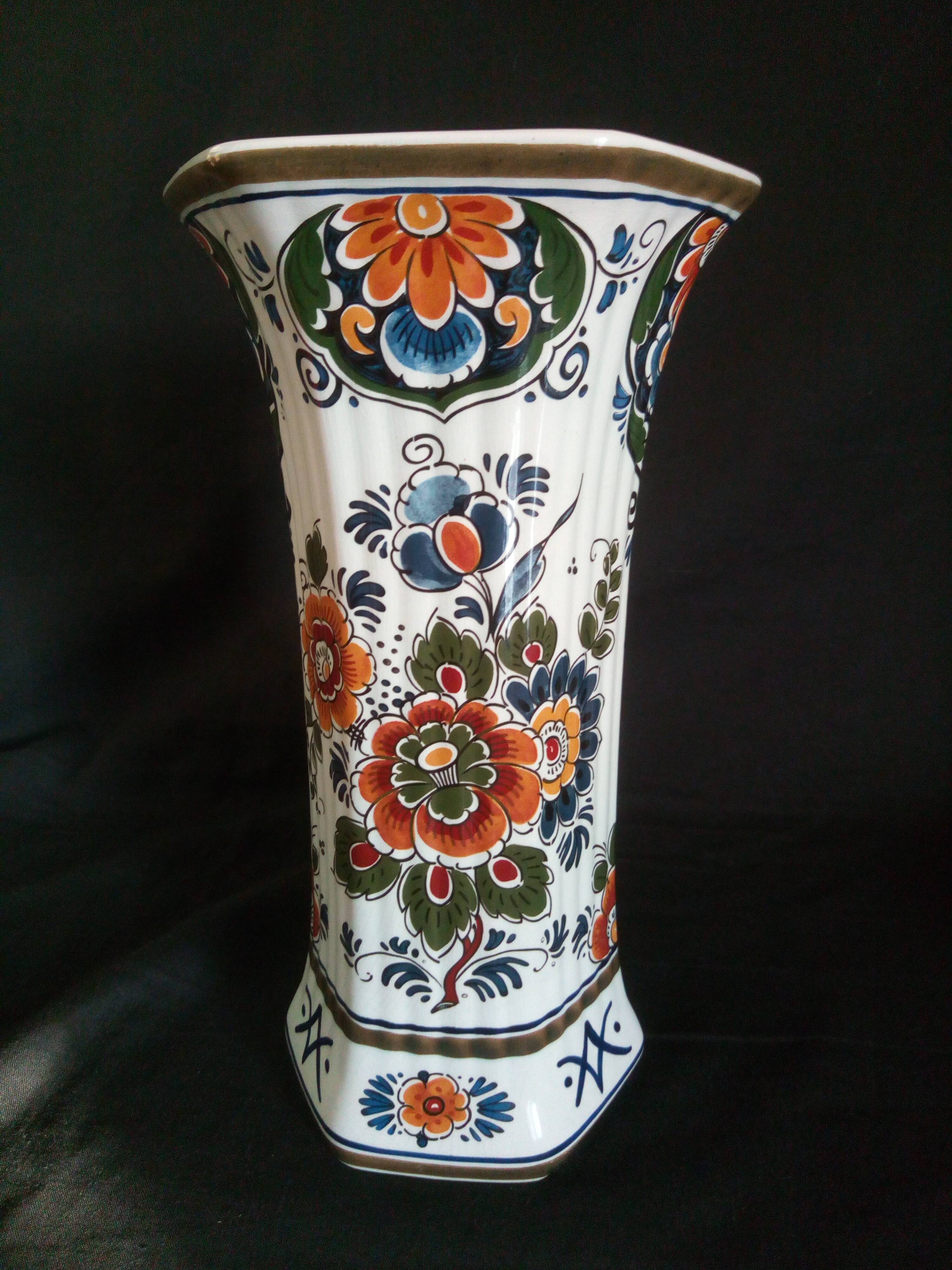 Delft's faience polychrome vase