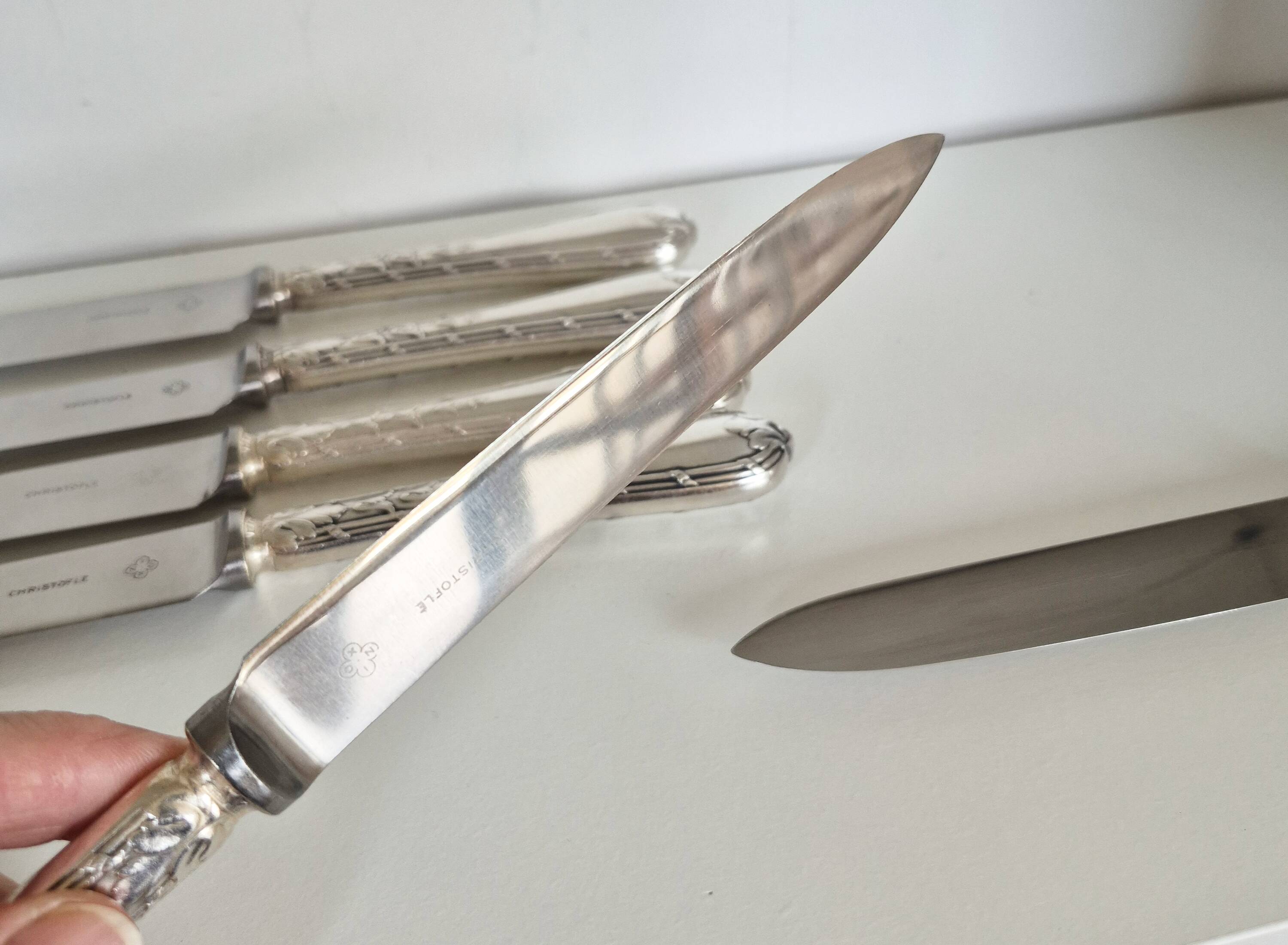 Lot de 6 couteaux de table Christofle ,  lame inox et manche en argent