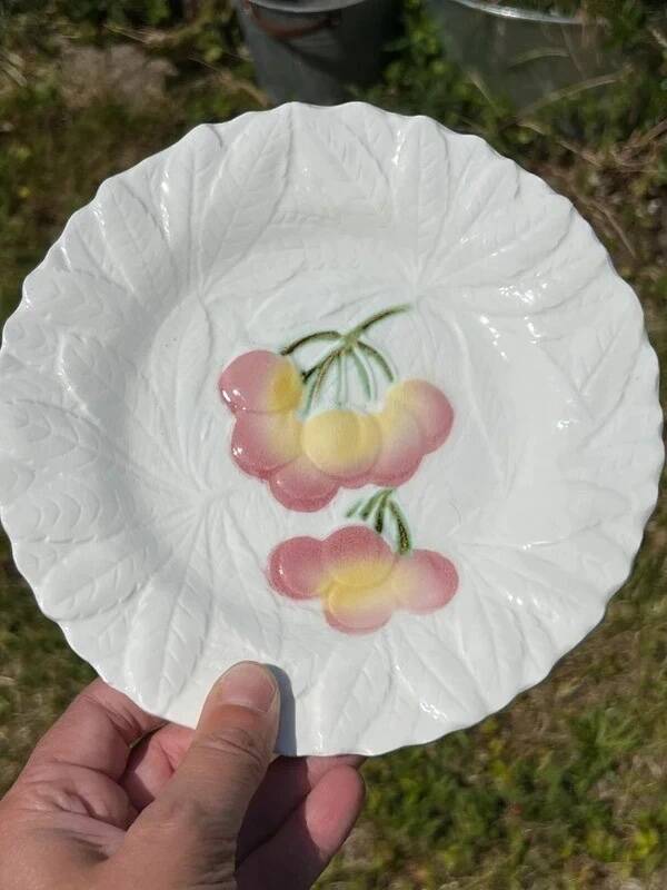 Plat à tarte et deux assiettes à dessert en barbotine de Sarreguemines