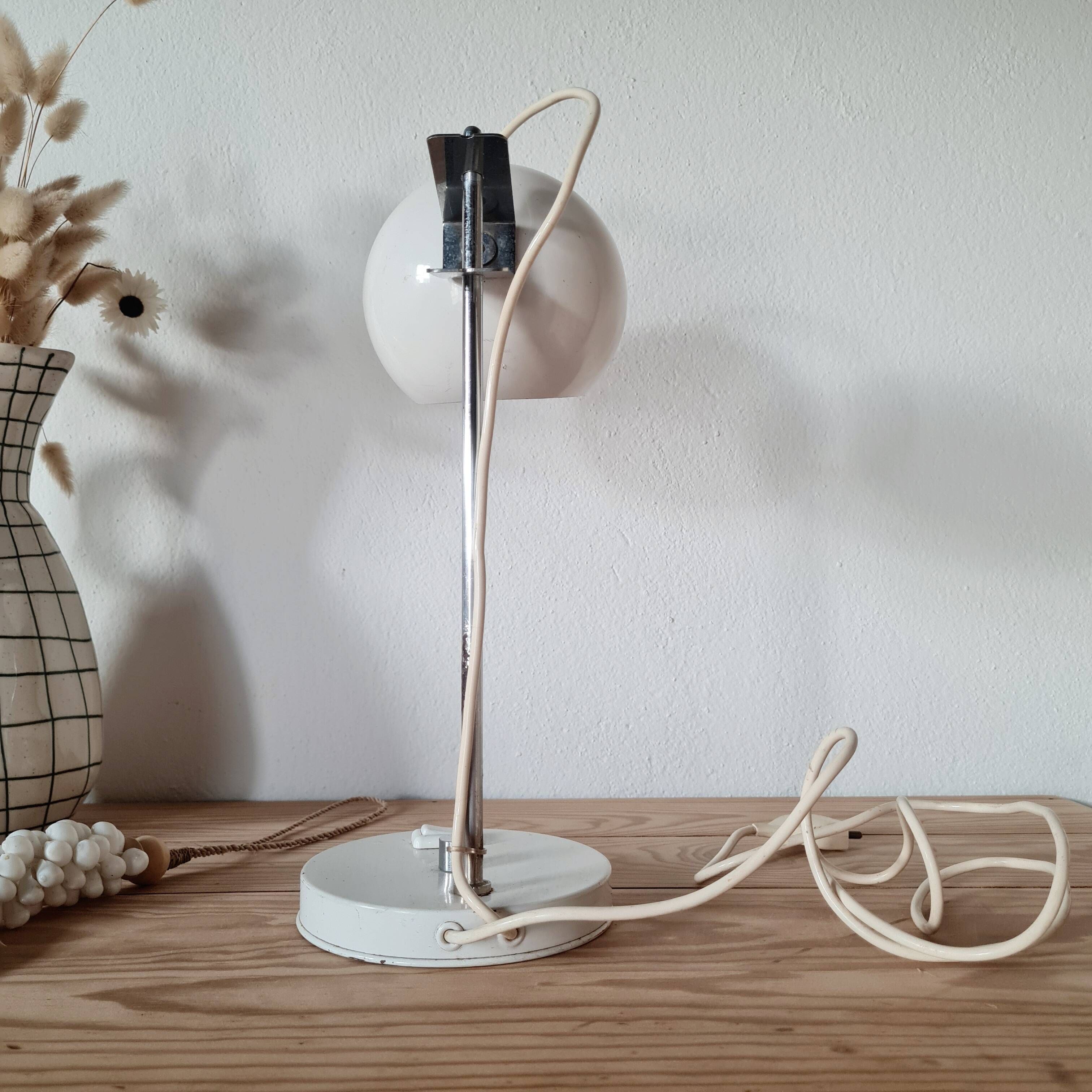 Small vintage Space Age desk lamp in white metal, 1970s design.