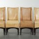 Ensemble de quatre chaises de salle à manger en cuir de vache avec un siège confortable et un dossier haut.