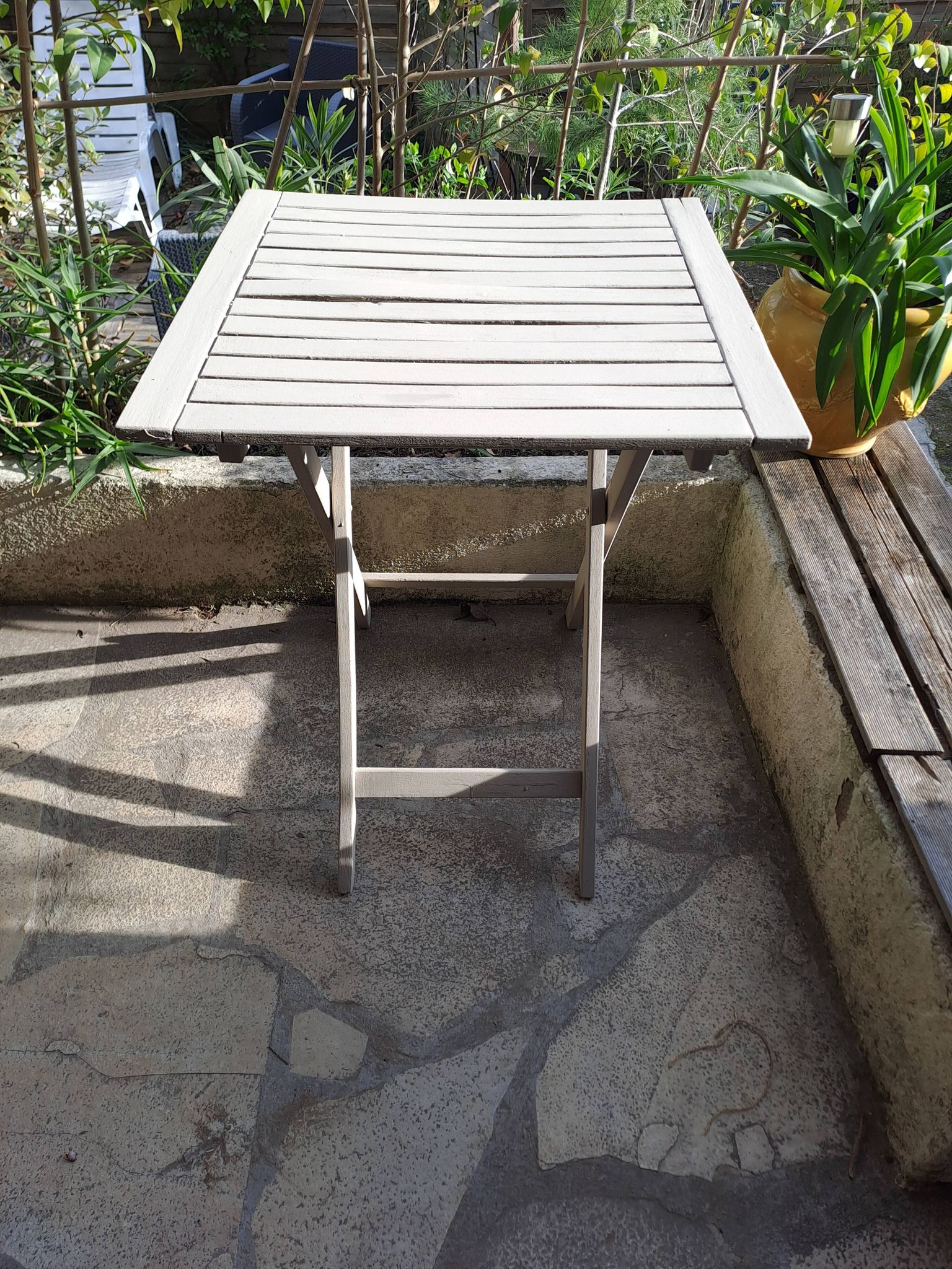 Table jardin pliante en bois peinte en beige grisé carrée