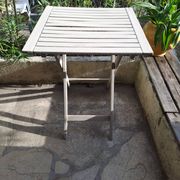 Table jardin pliante en bois peinte en beige grisé carrée