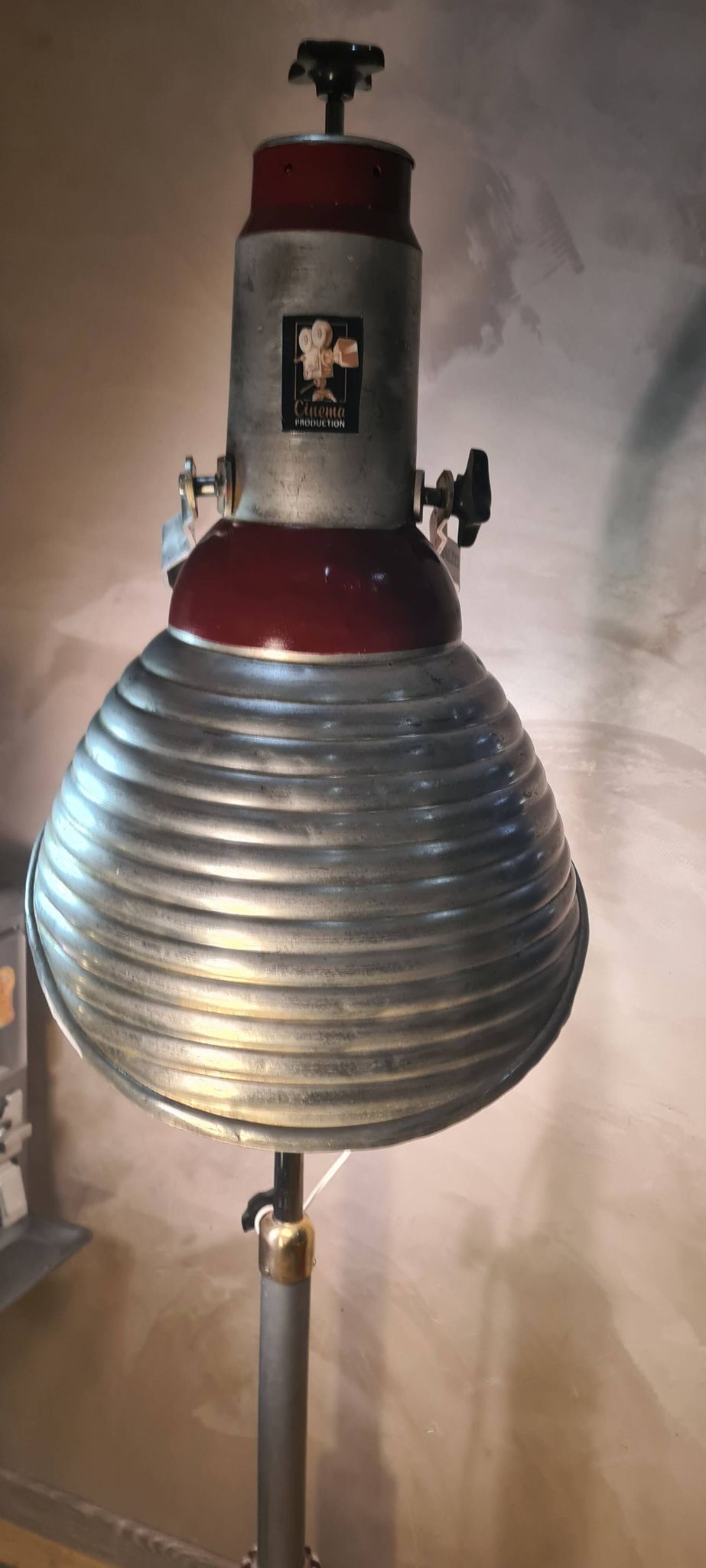 lampadaire 1940  rarestyle projecteur pieds sur roulettes  alu masif    180x110x70