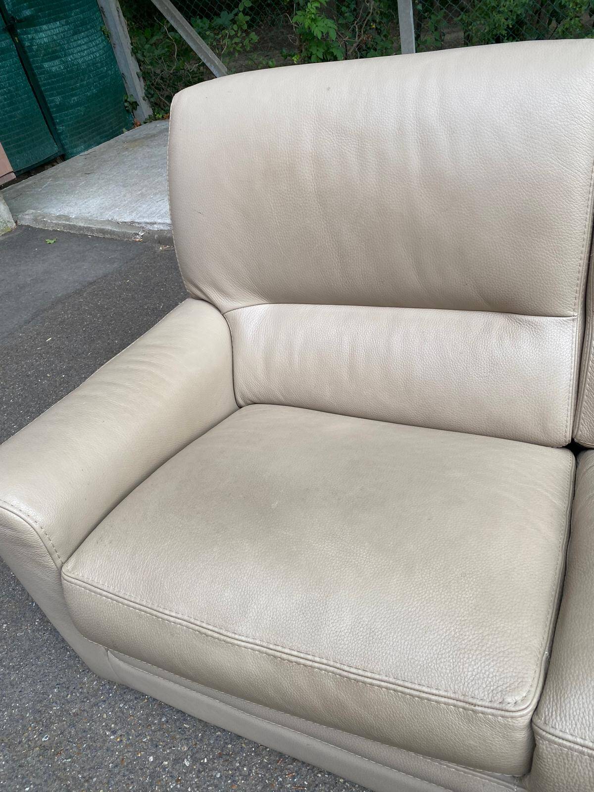 2/3-seater sofa in genuine beige leather by Roche Bobois. Very good condition, great comfort.