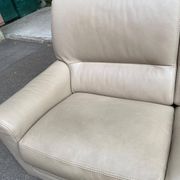 2/3-seater sofa in genuine beige leather by Roche Bobois. Very good condition, great comfort.