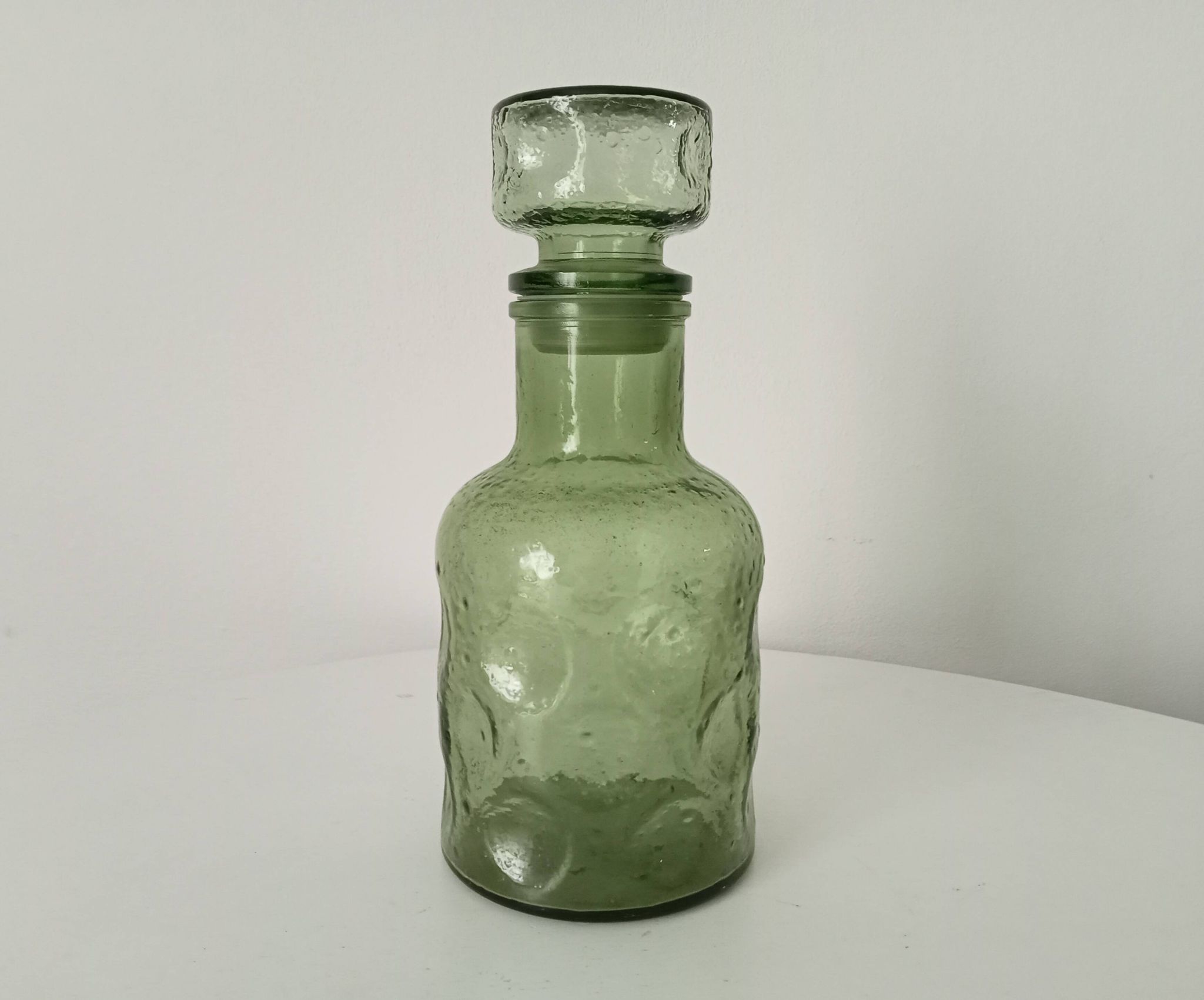 Carafe vintage années 60 en verre moulé bullé