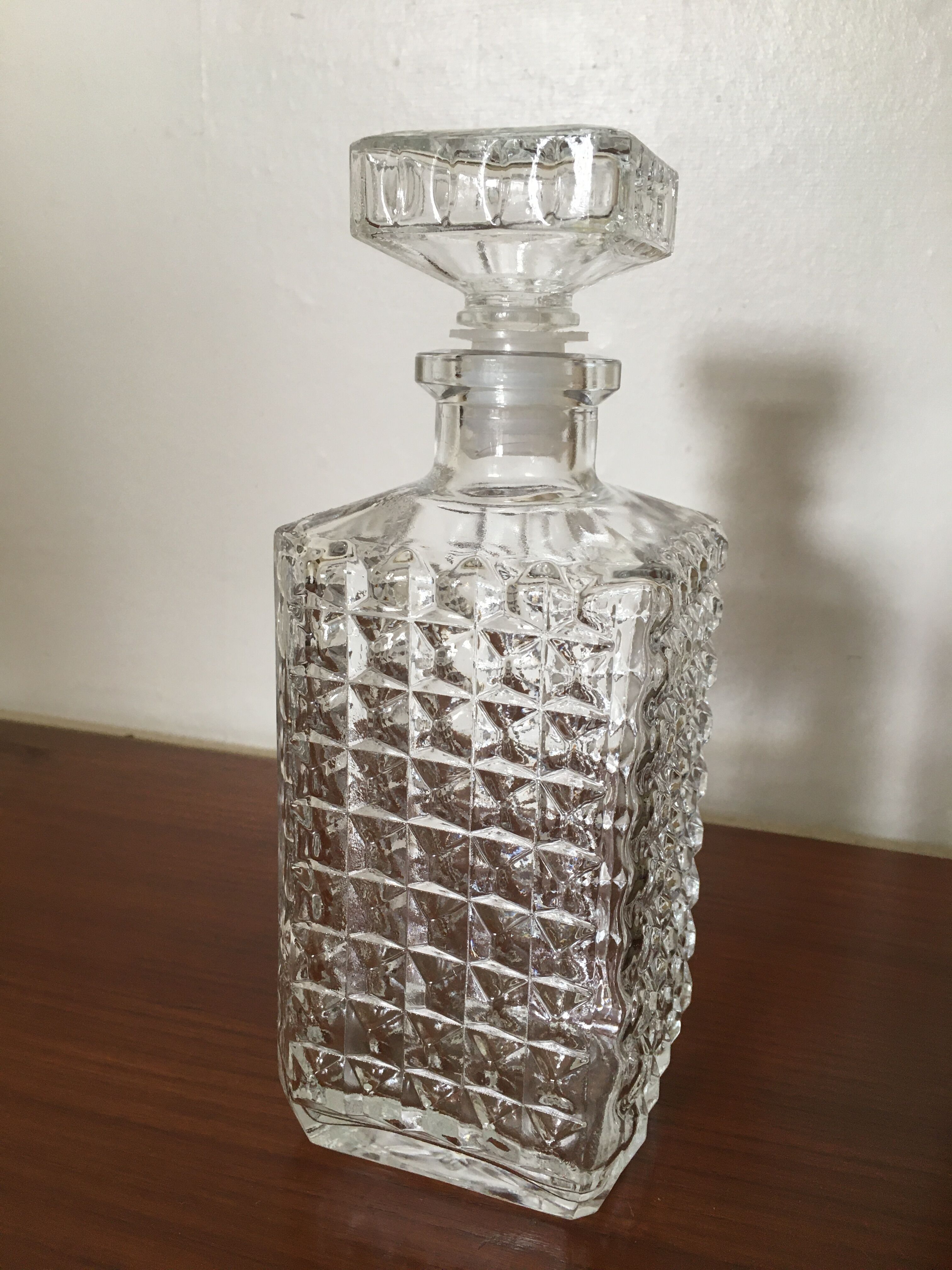 Diamond-tipped whisky carafe