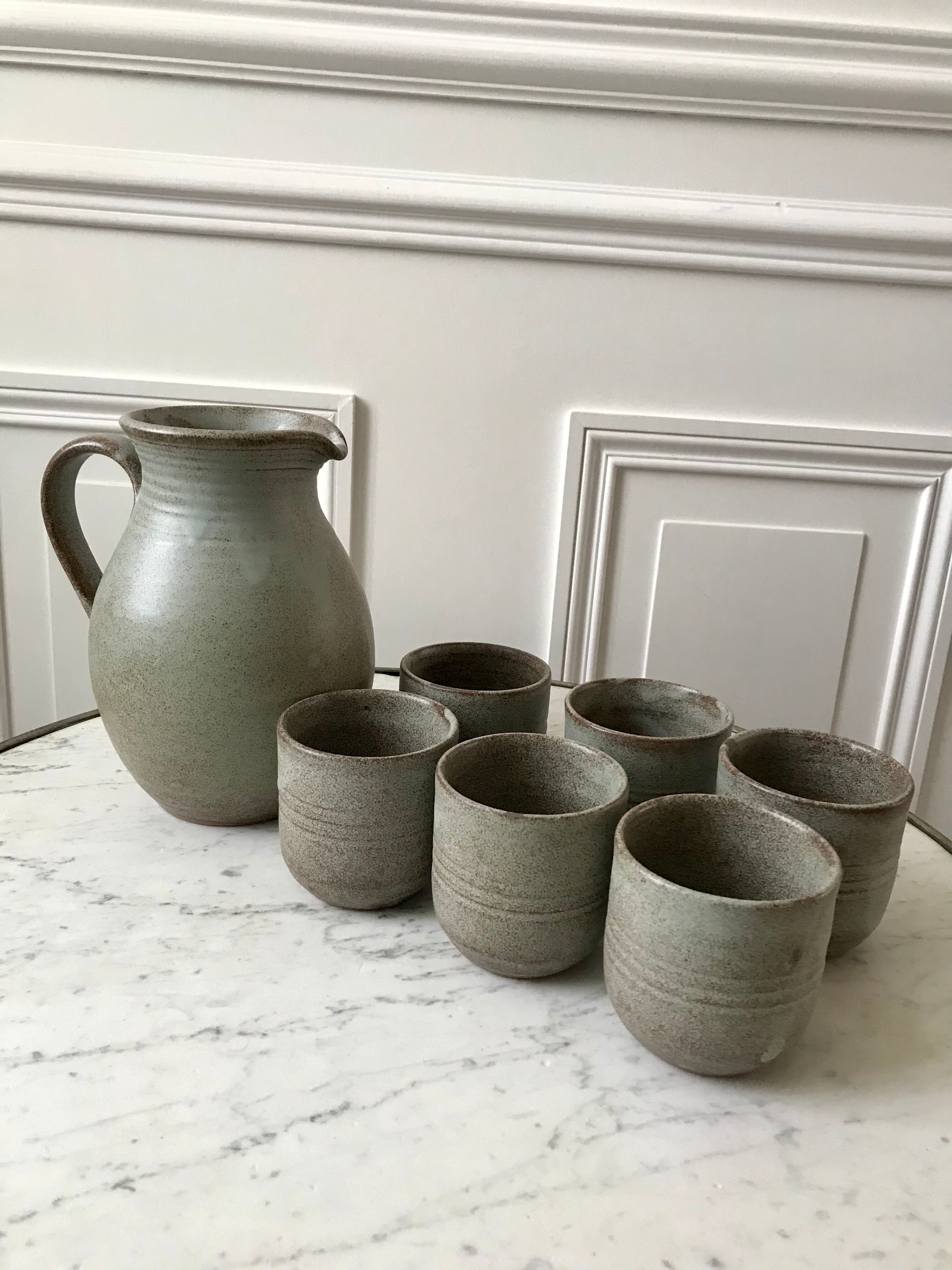 Service pitcher and its 6 matching cups of vintage sandstone