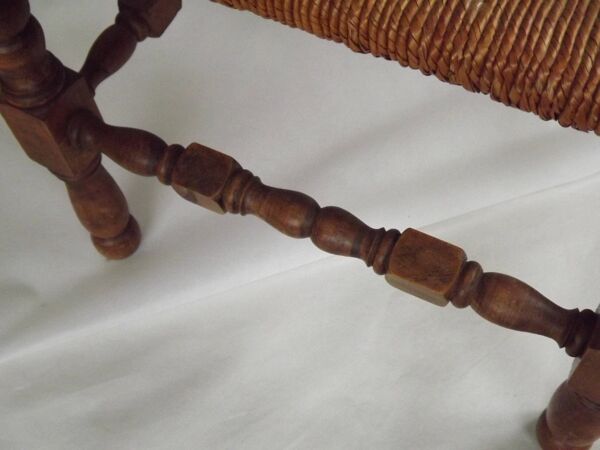 Chaise en bois française antique tournée avec siège en paille