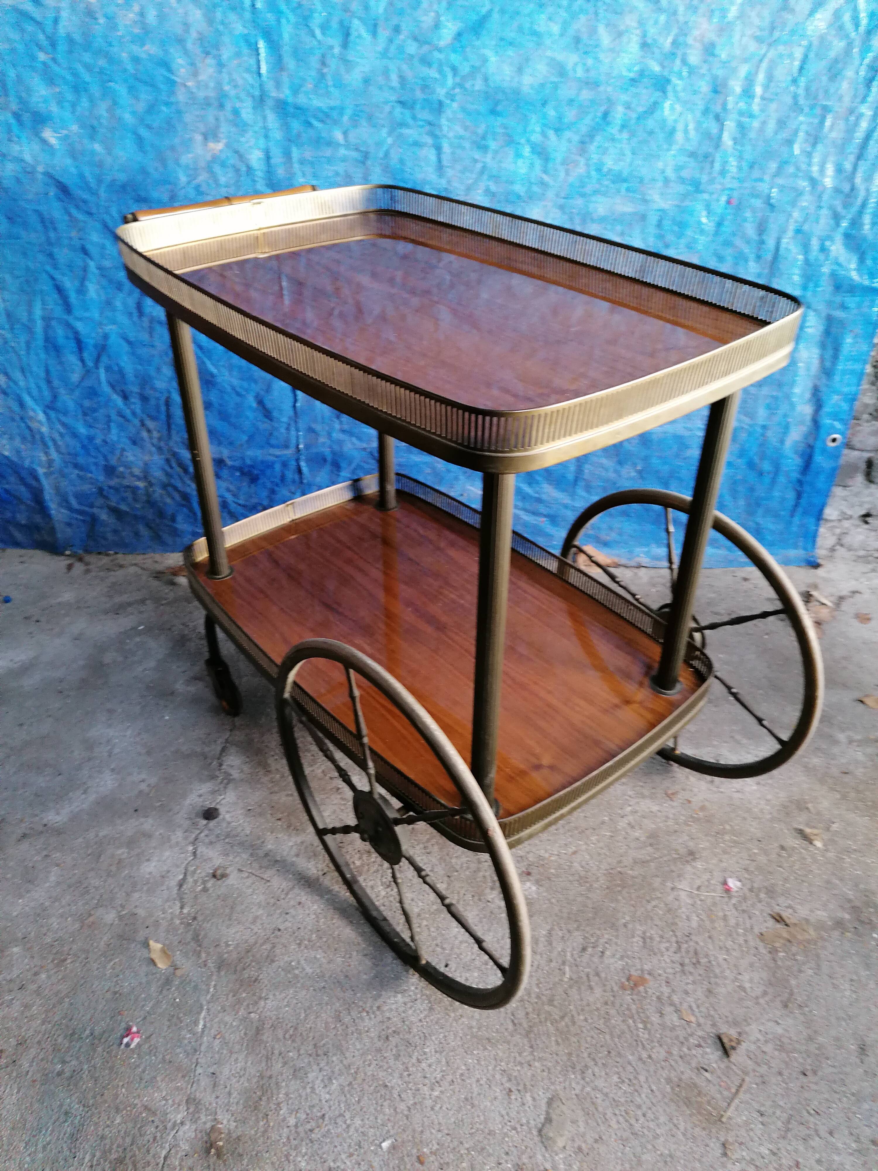 Serving table on wheels