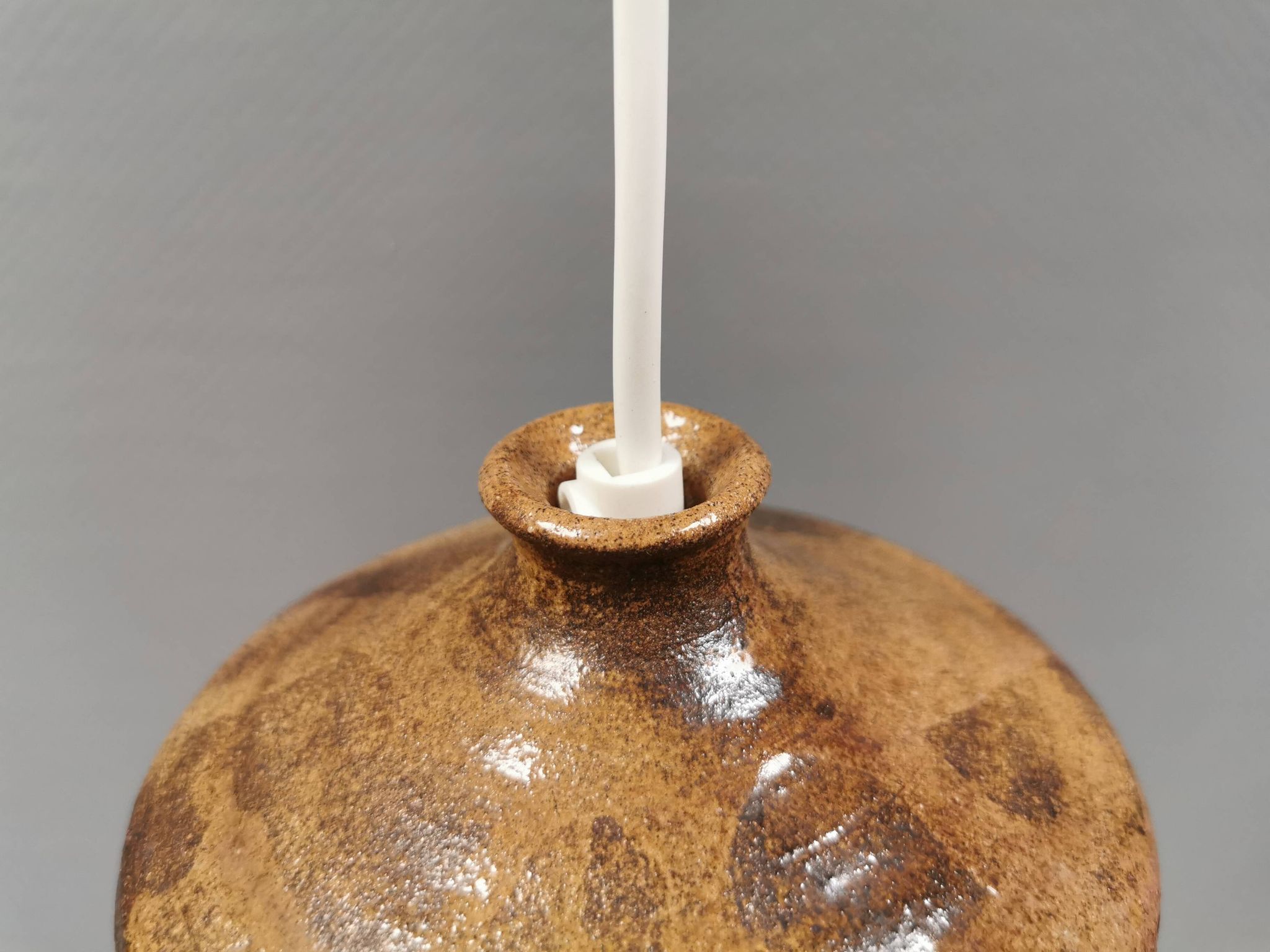 Petite lampe pendante en céramique, danoise, des années 1970-80, dans des tons terre.