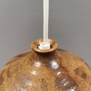Petite lampe pendante en céramique, danoise, des années 1970-80, dans des tons terre.