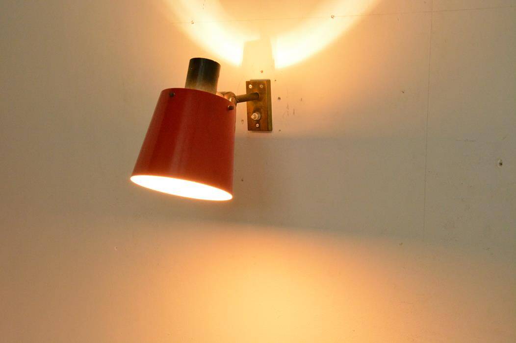 Old and rare Stilnovo wall light, red and black lacquered metal and brass With period label