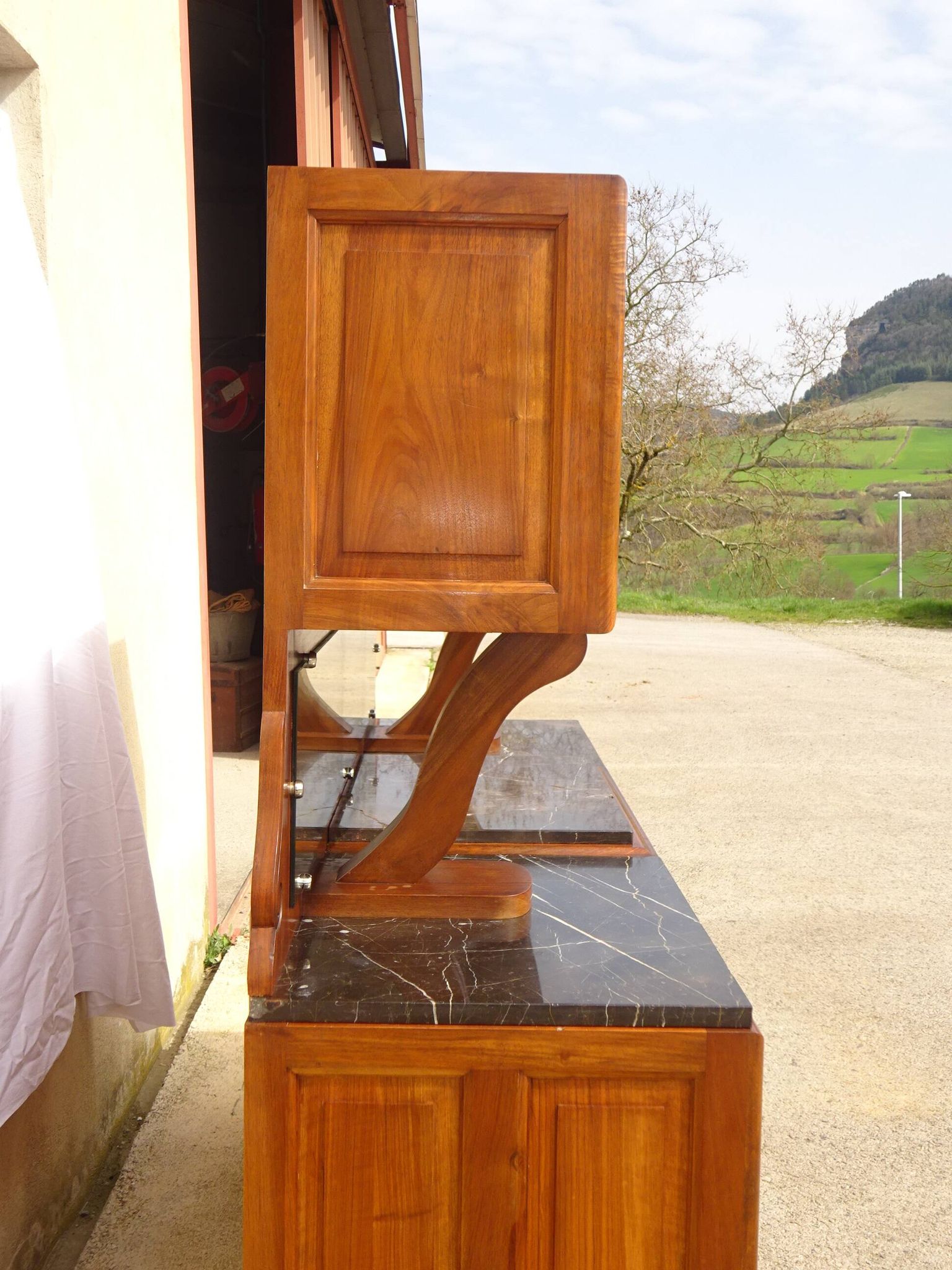 Grand buffet 2 corps en noyer et marbre