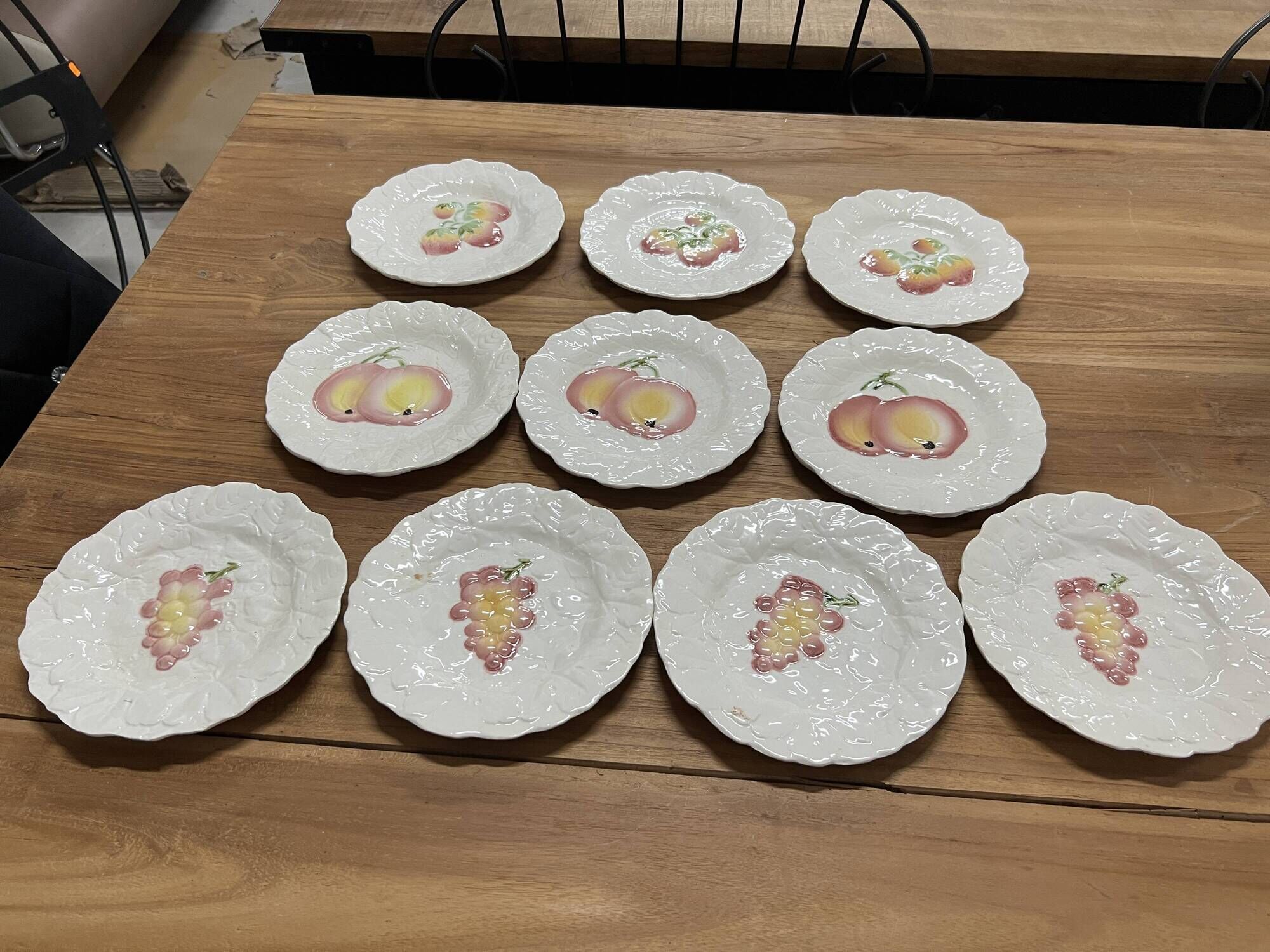 Set of 10 plates decorated with Sarreguemines porcelain fruit
