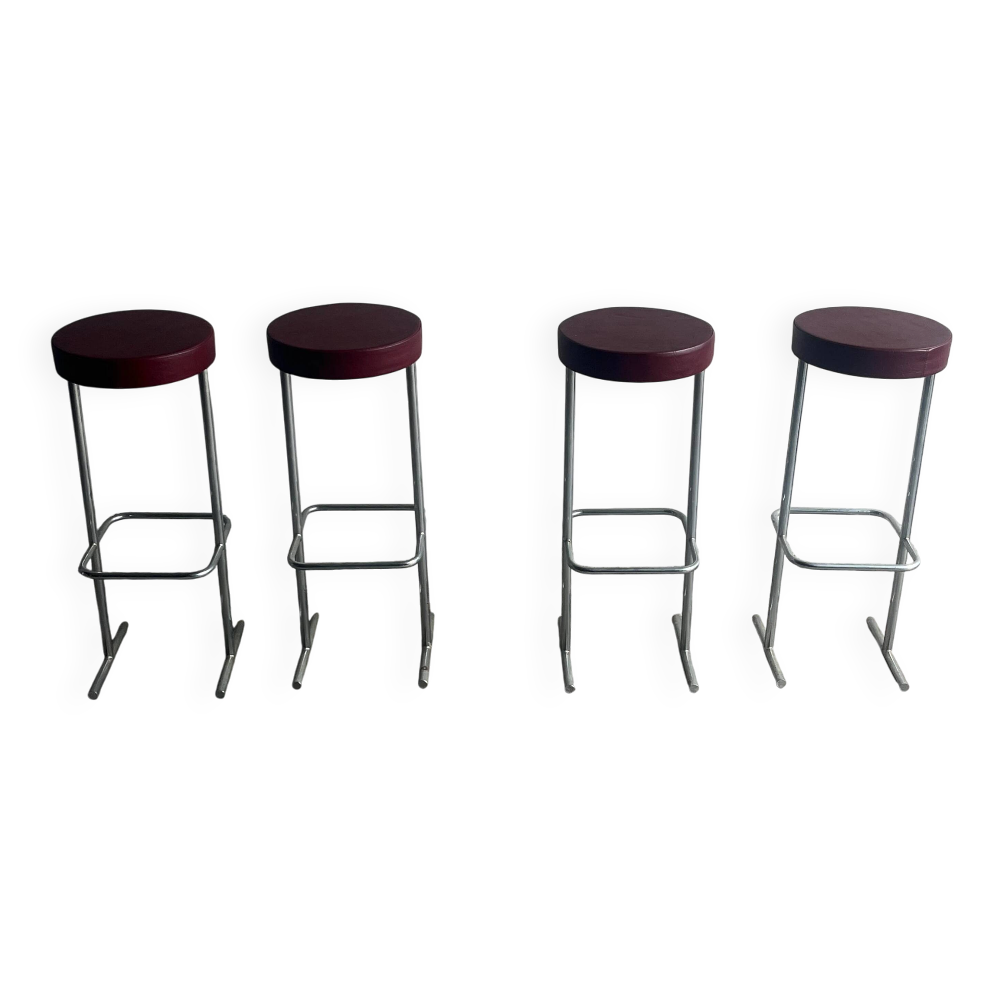 Ensemble de 4 tabourets de bar industriels – sièges bordeaux (années 1980)