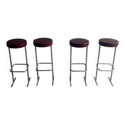 Ensemble de 4 tabourets de bar industriels – sièges bordeaux (années 1980)