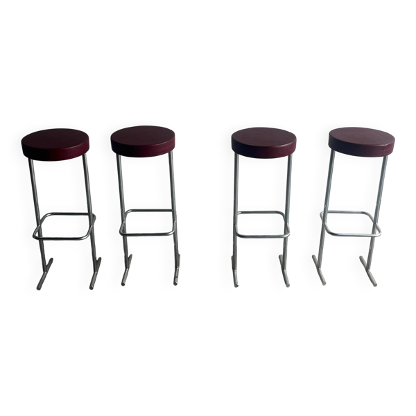 Ensemble de 4 tabourets de bar industriels – sièges bordeaux (années 1980)