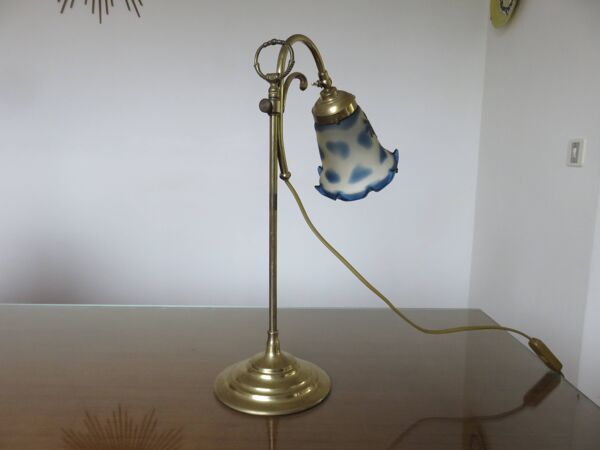 Lampe de style art nouveau, verrerie de Vianne et laiton