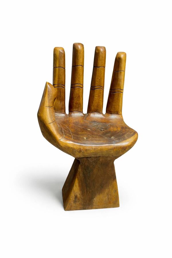 Fauteuil sculptural en bois massif – Forme main