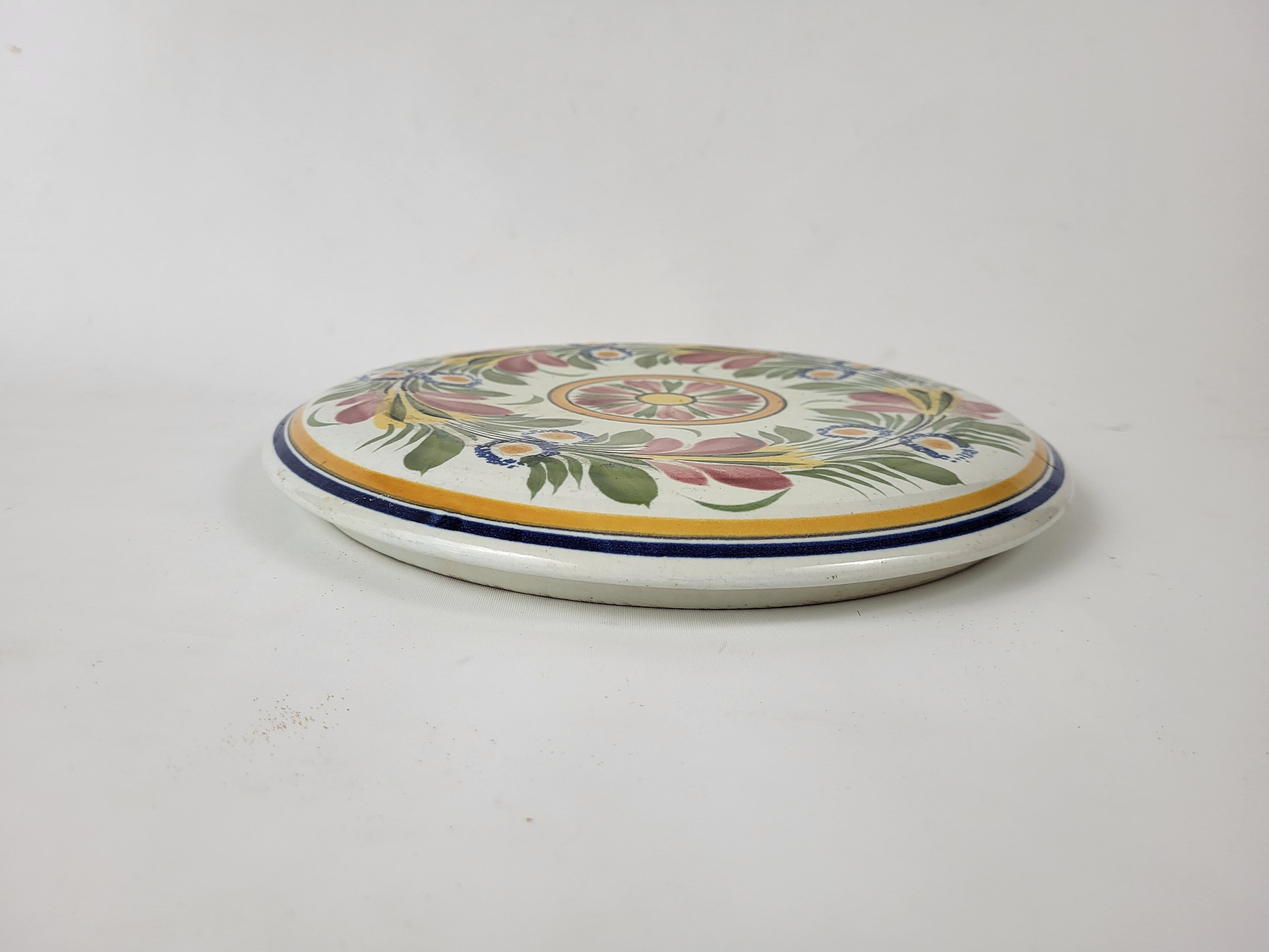 Flat ceramic underside of Quimper Henriot