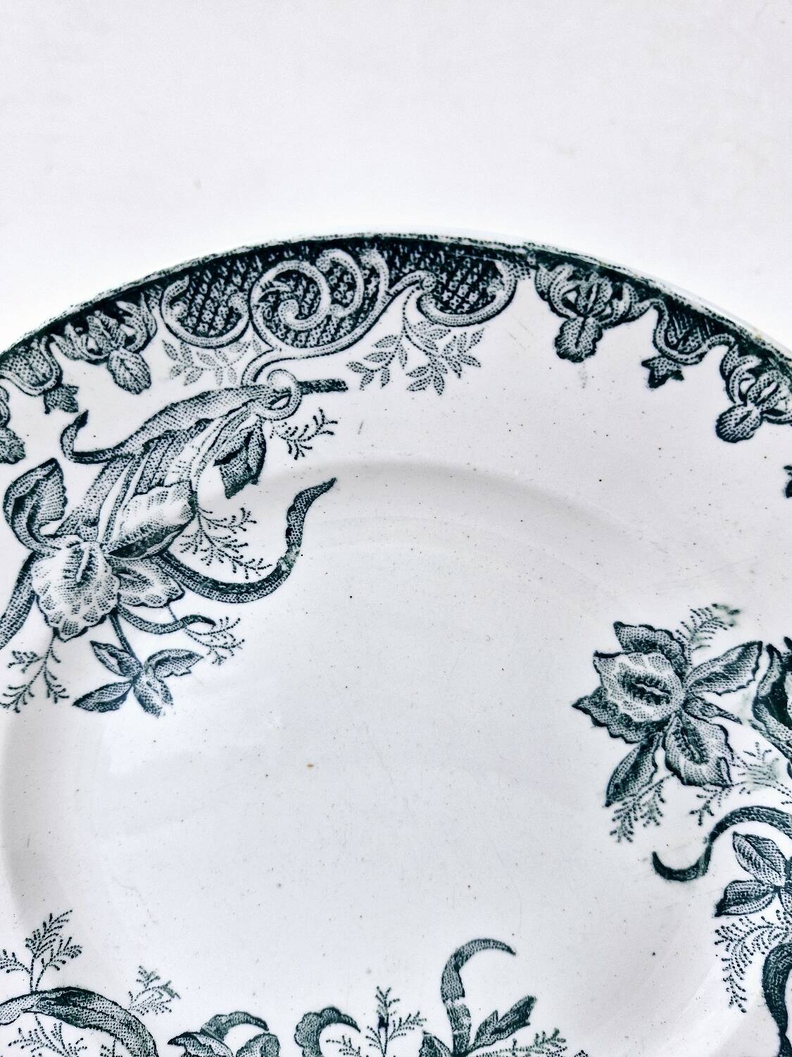 Old Iron Earth Flat Plate Saint Amand Amandinoise Lily Model