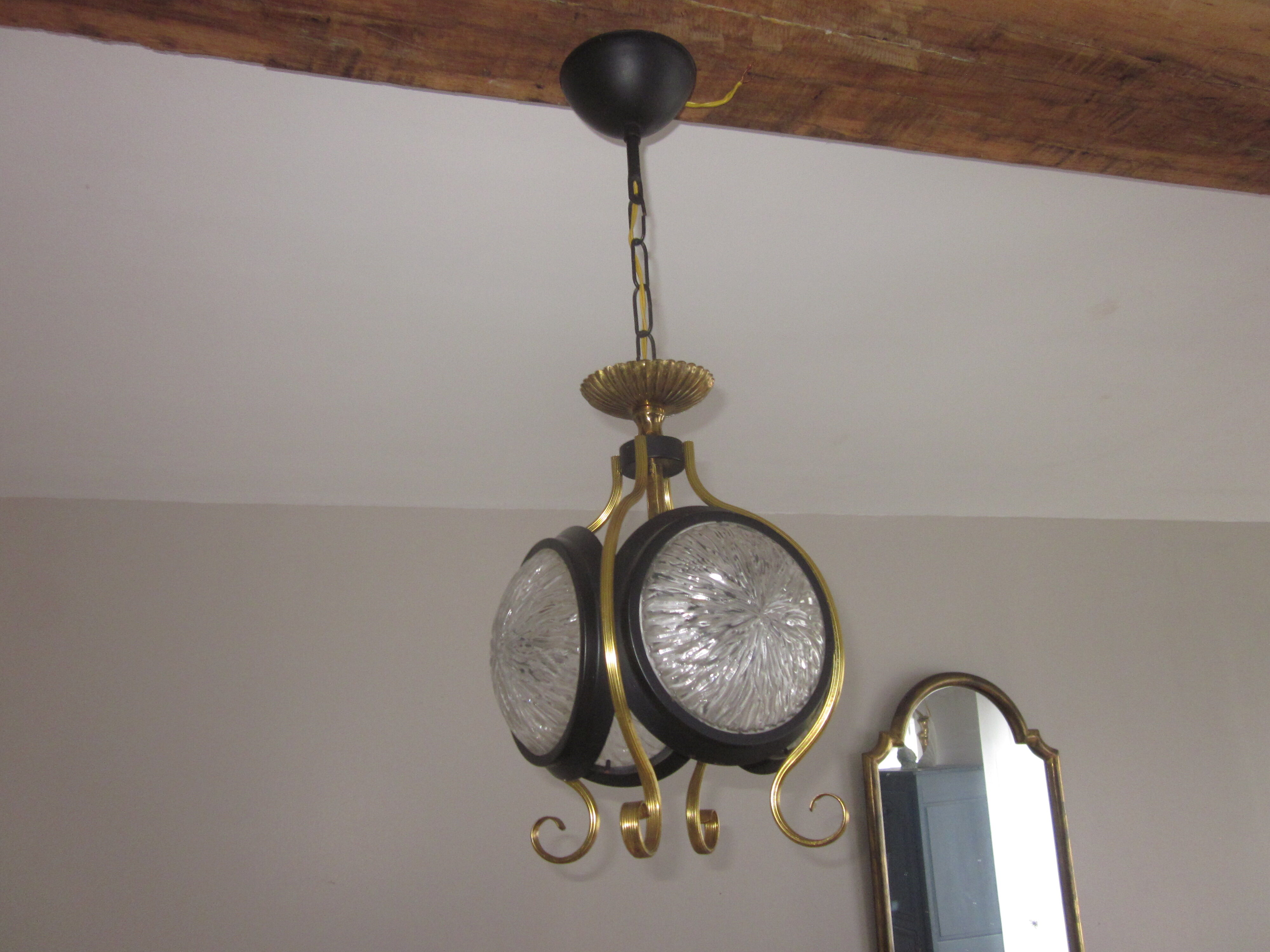 Suspension of years 50-60 in glass and metal