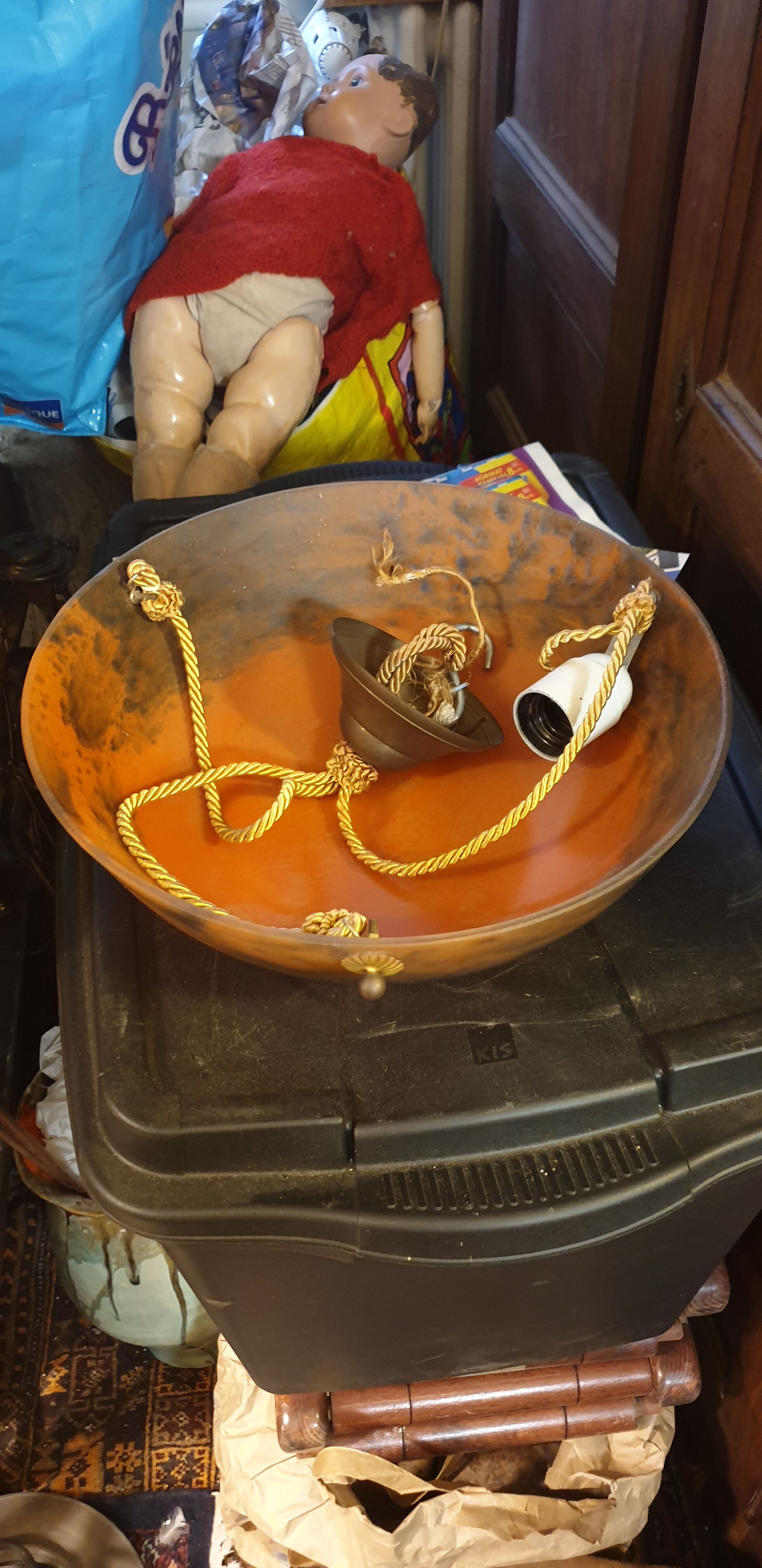 Suspension orange speckled glass paste