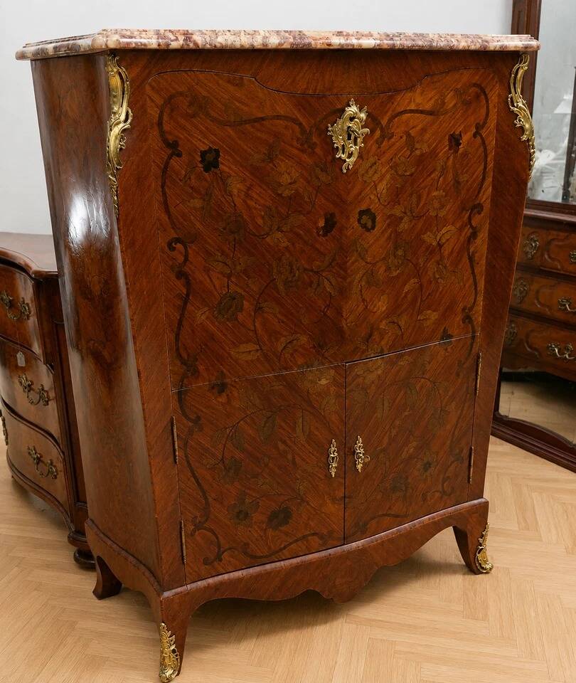 Important Louis XV secretary, in floral marquetry and rich.