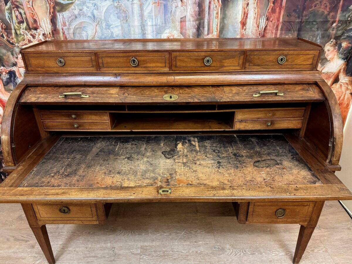 Bureau à cylindre de centre en noyer, époque Louis XVI