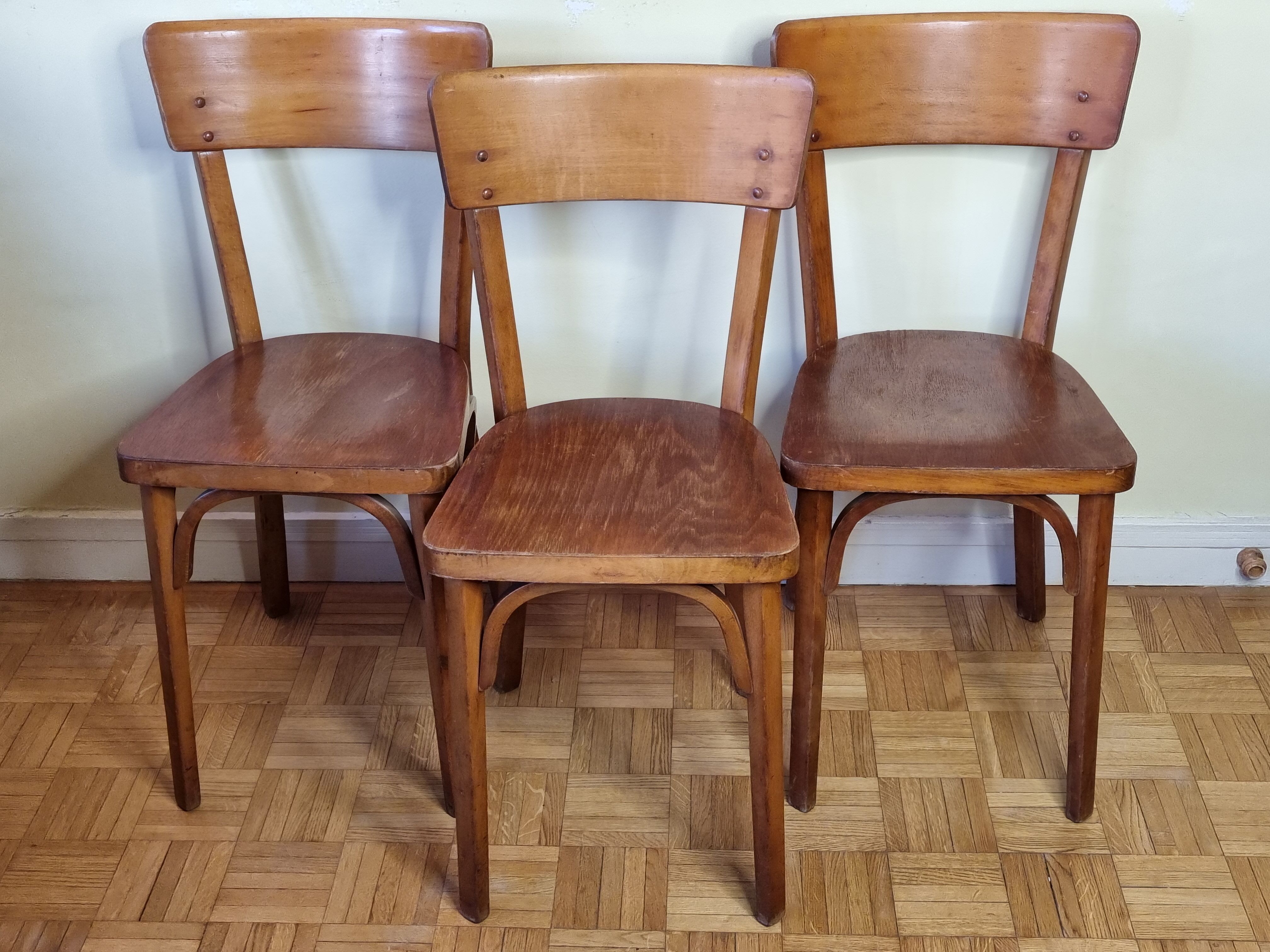 Ensemble de trois chaises bistrot Baumann